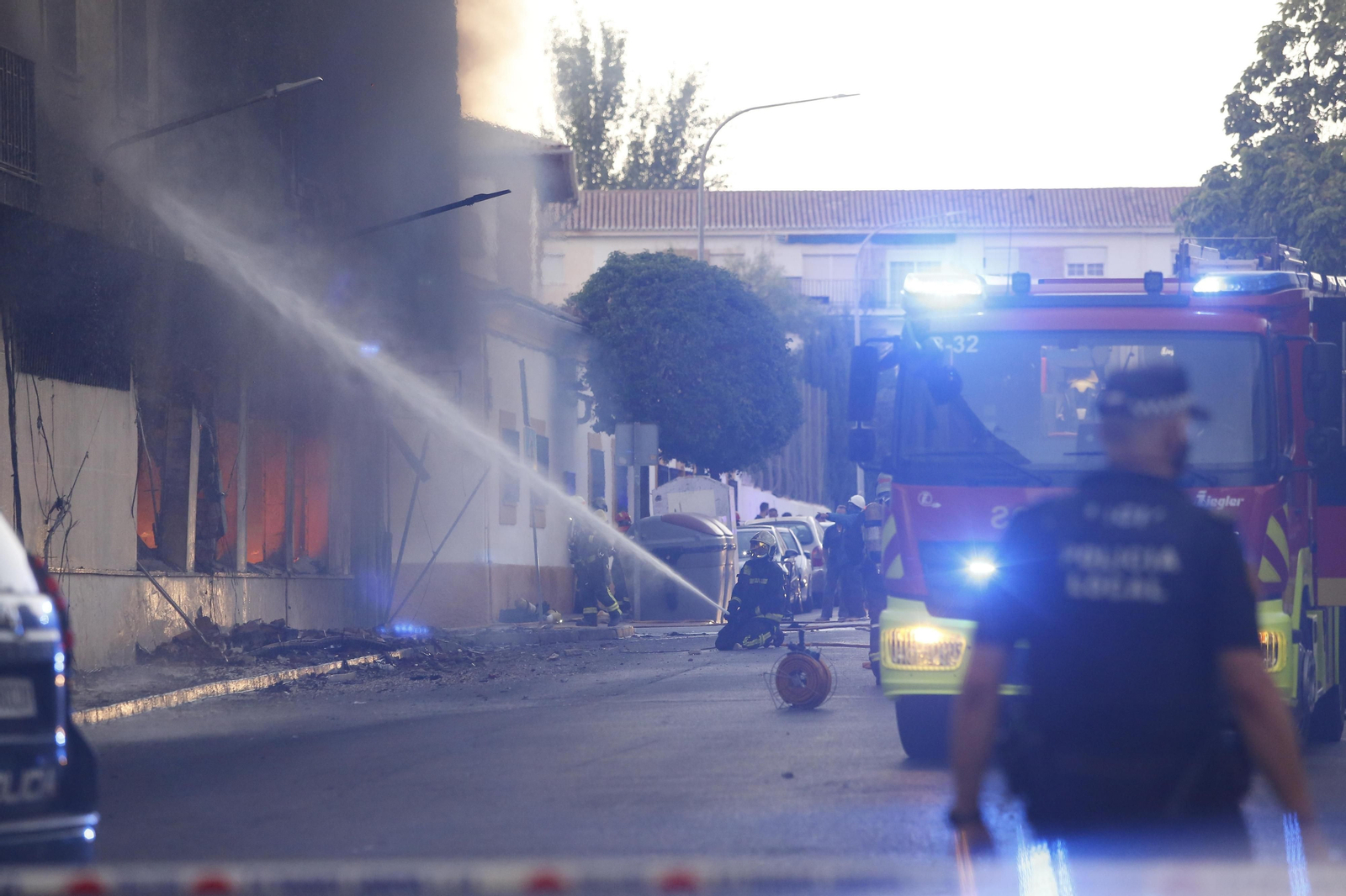Incendio de un edificio de 18 viviendas en Ronda, en fotos