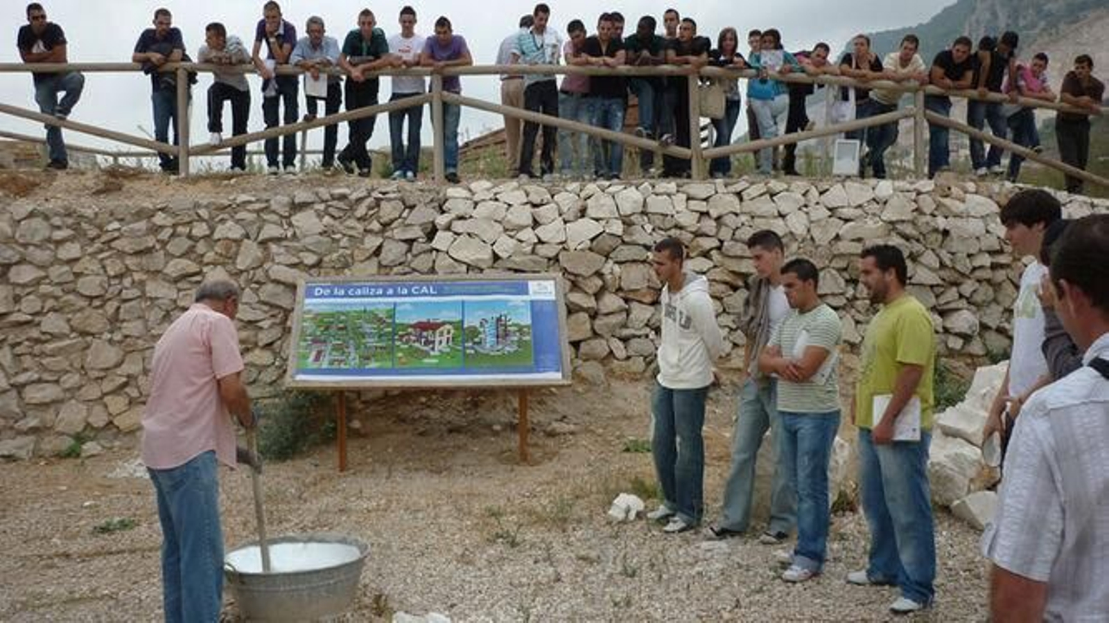 Visitantes en el Museo de la Cal de Morón de la Frontera.