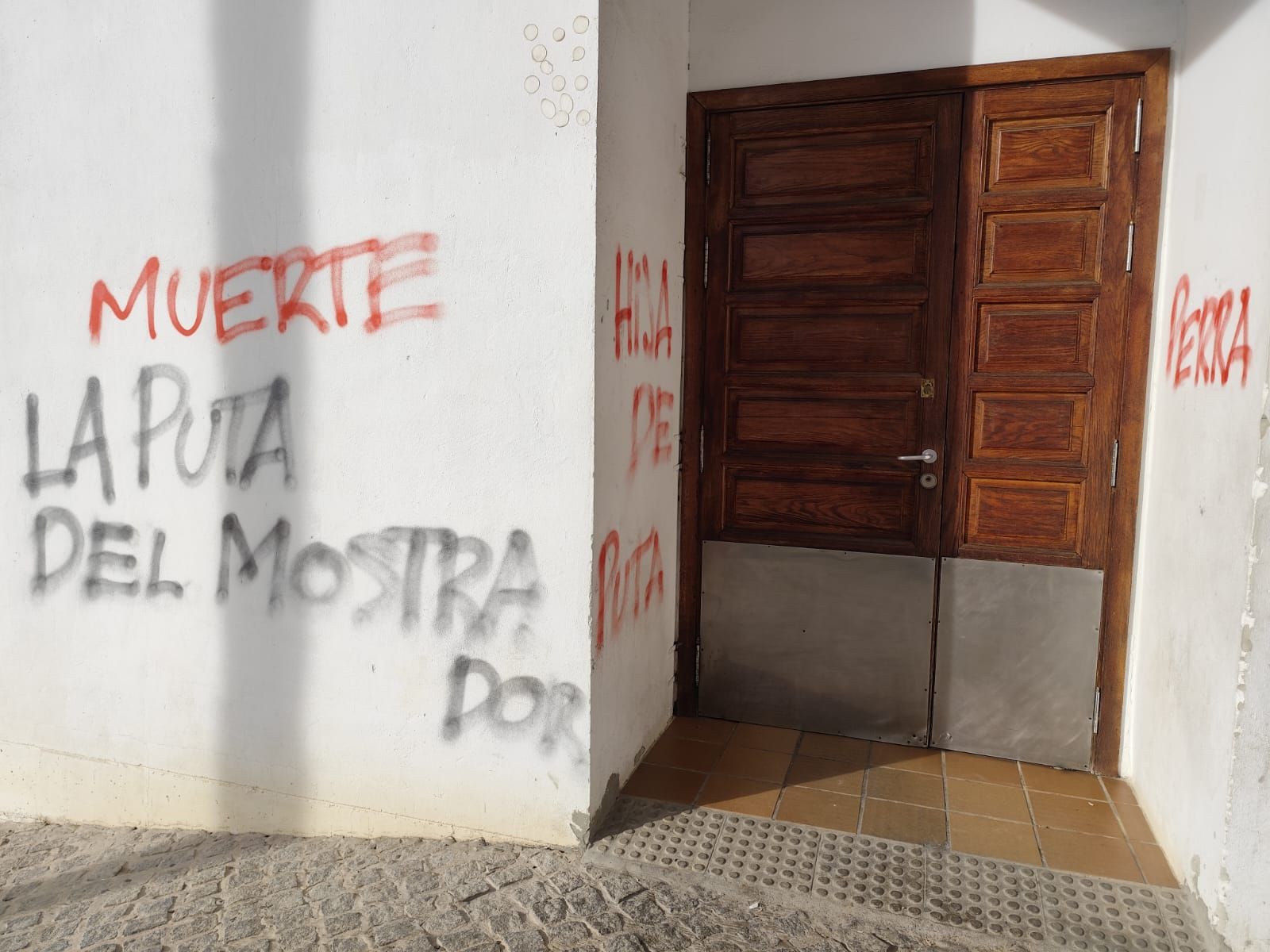 Las pintadas contra el personal sanitario en la puerta del centro de salud de Bollullos de la Mitación.