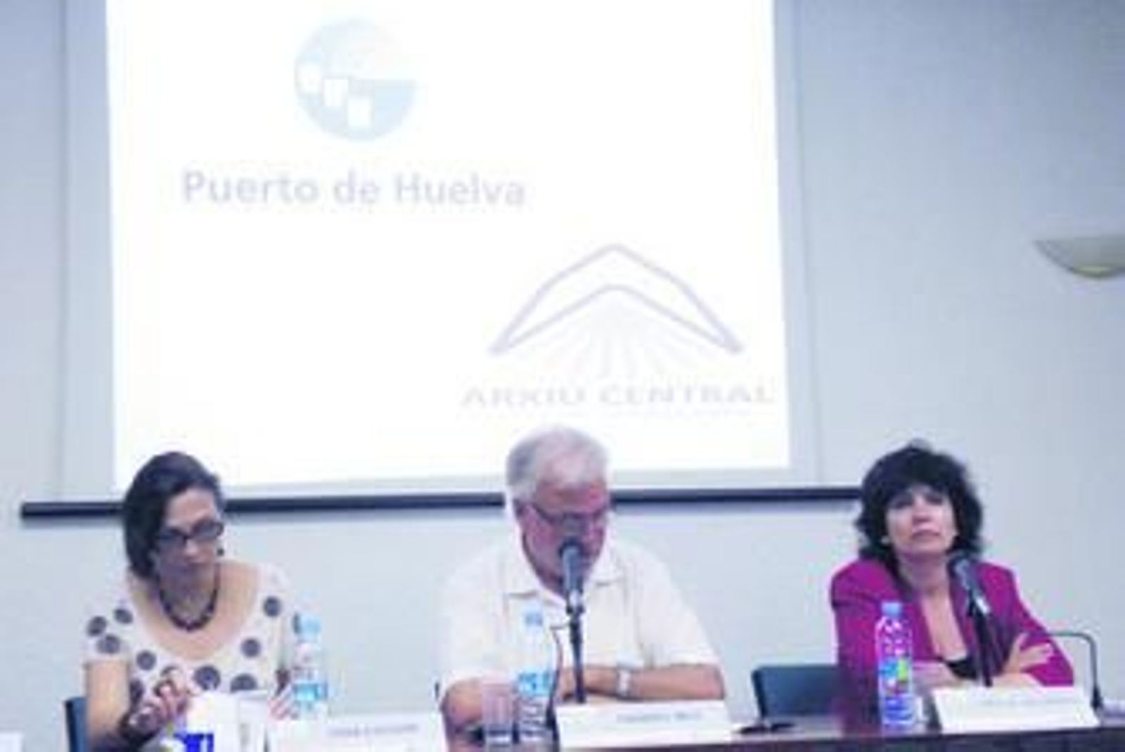La representante del puerto onubense, Ana María Mojarro (derecha), en los actos conmemorativos del puerto catalán.