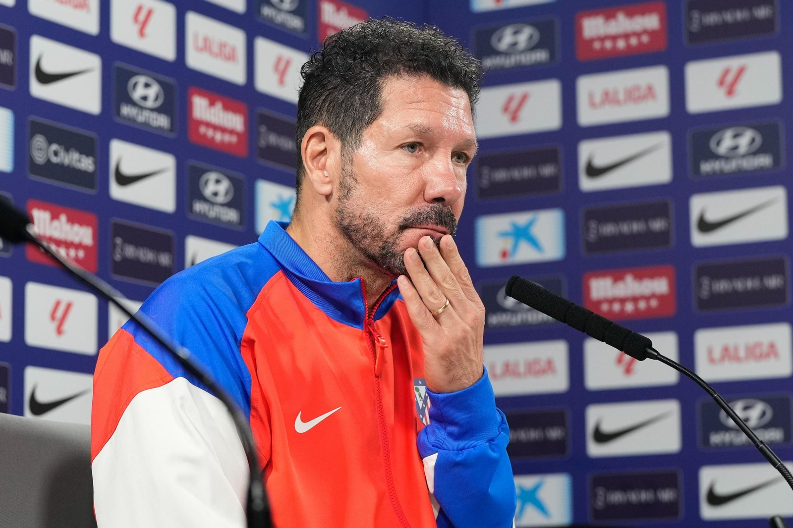 Diego Simeone, pensativo durante una rueda de prensa.