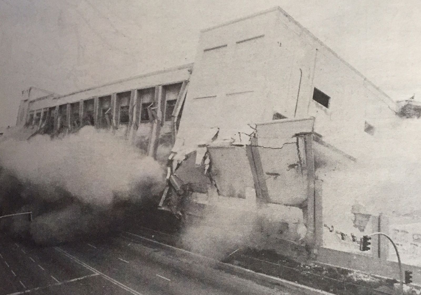 1991 hace 25 añosVolada la vieja     fábrica de cervezas