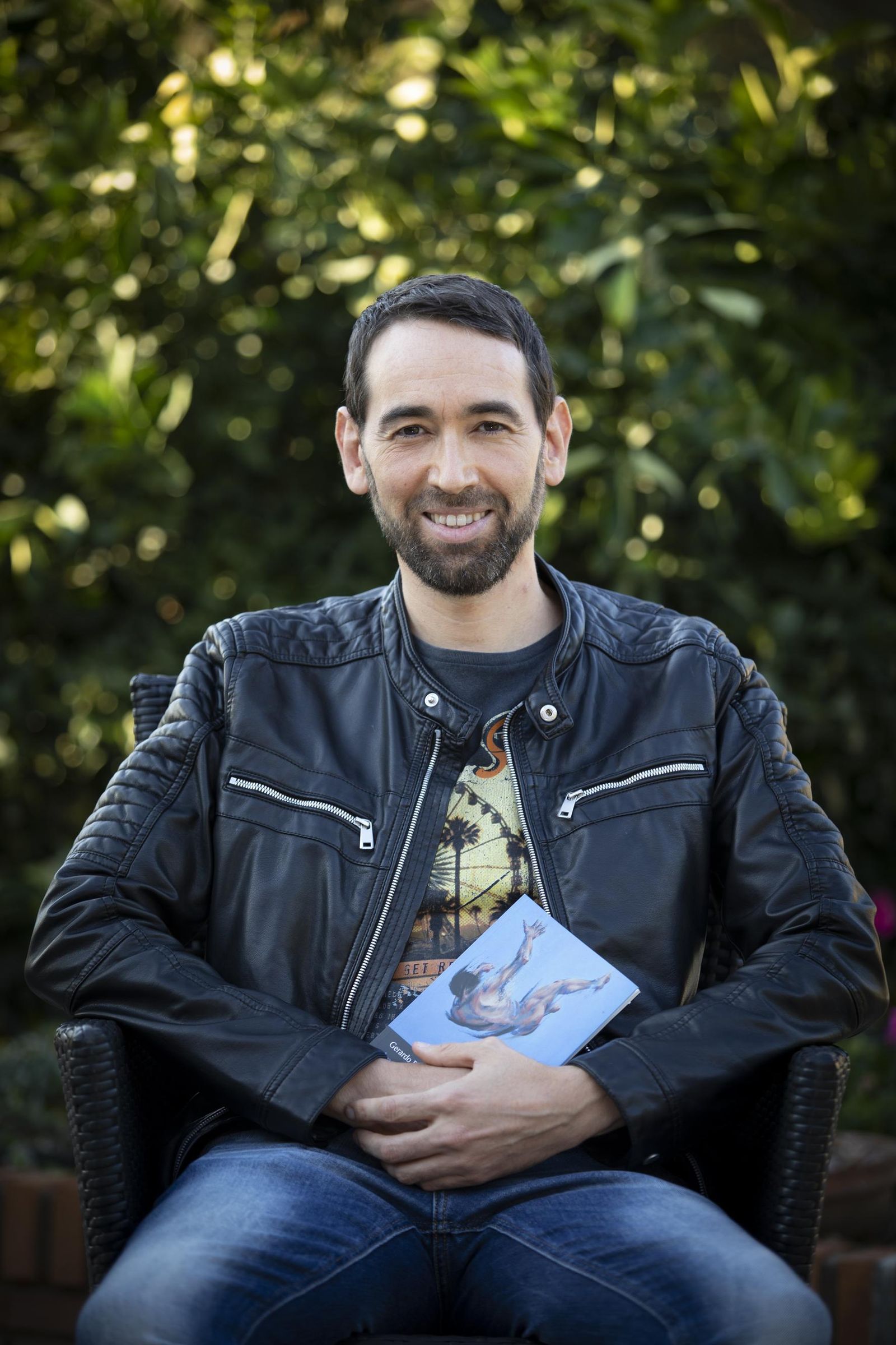 El autor granadino sostiene un ejemplar de su primer poemario