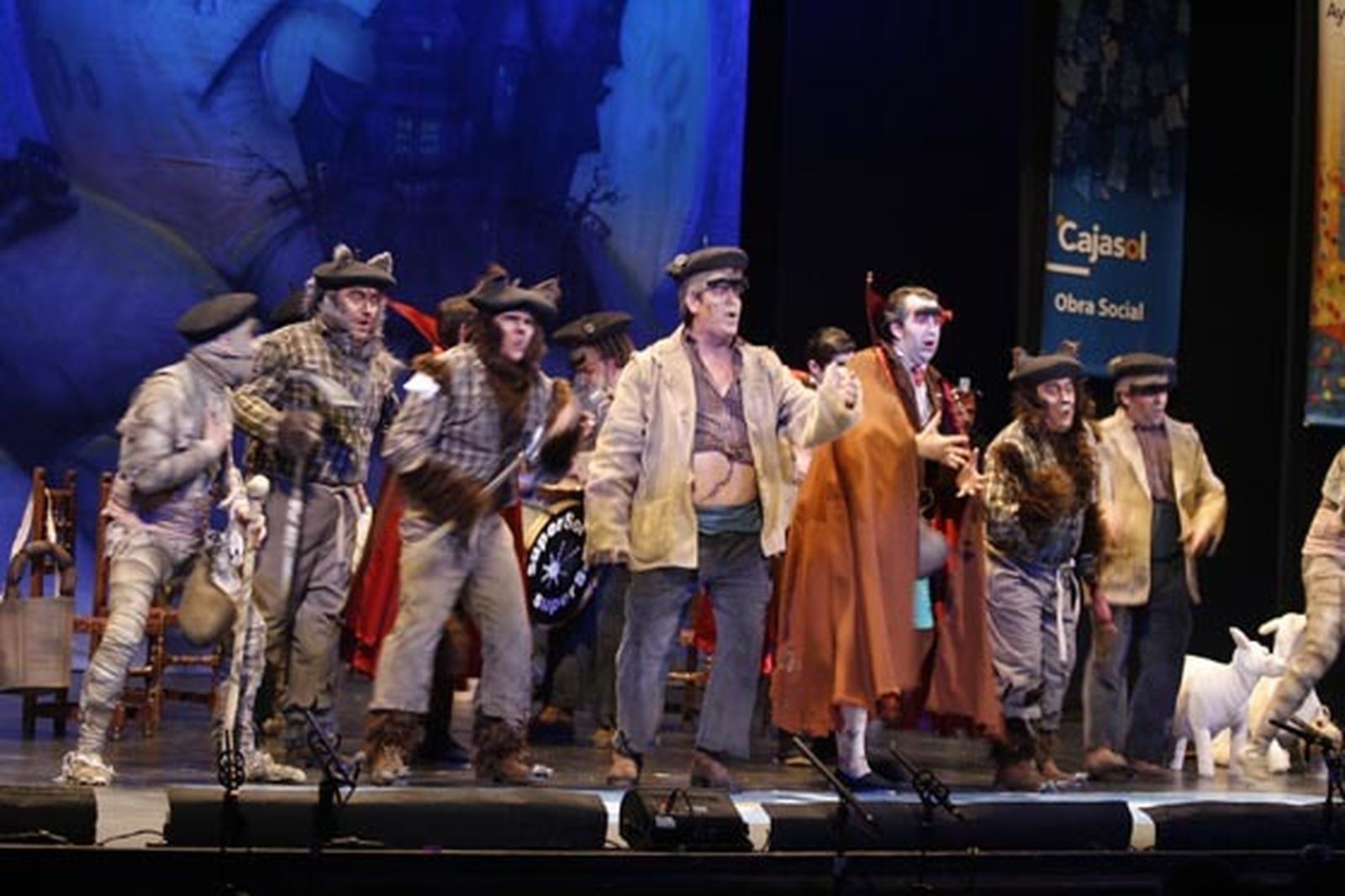 'Los monstruos de pueblo' alegran una noche gris