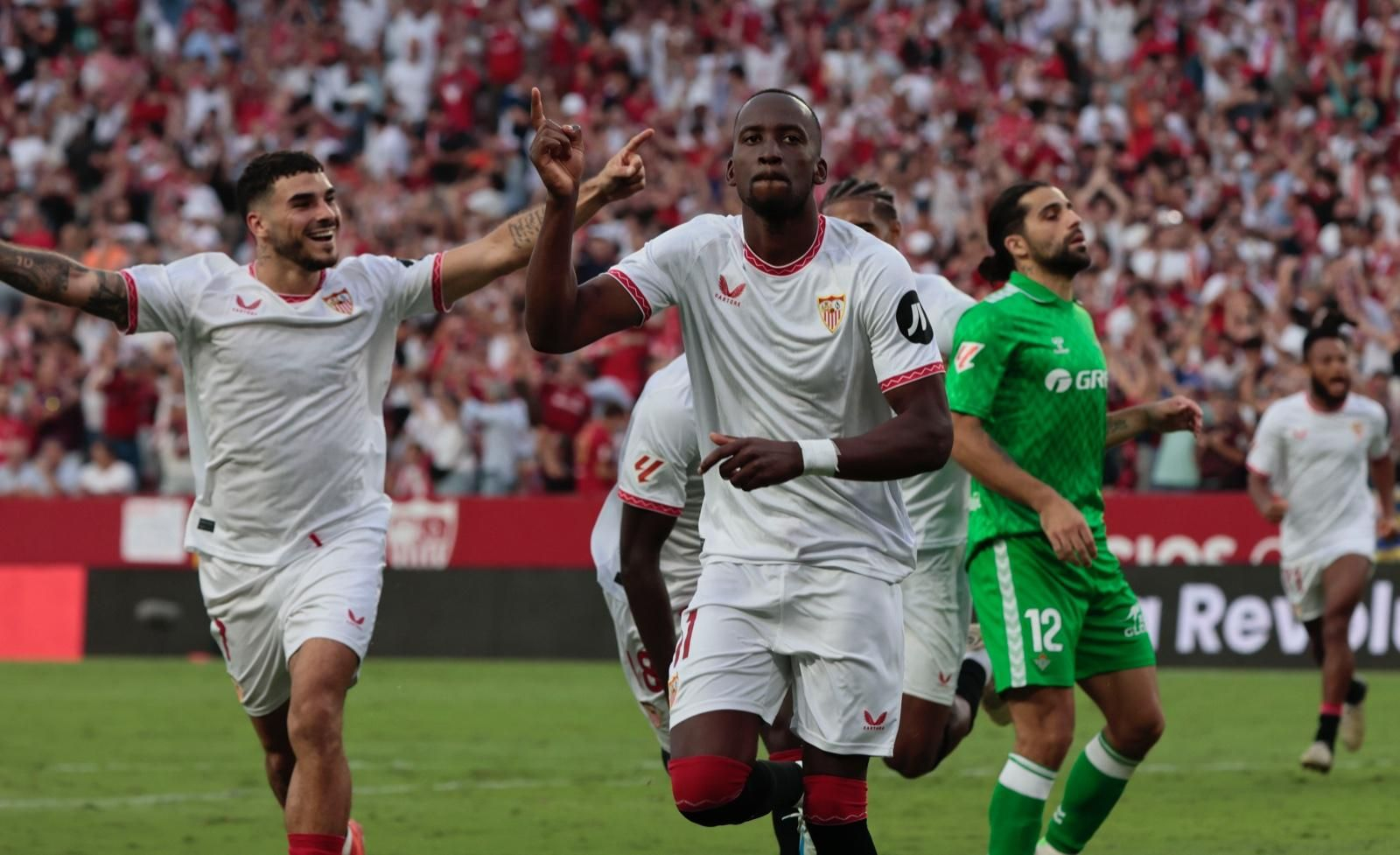 Lukébakio celebra junto a Isaac y ante Ricardo Rodríguez el gol de penalti.