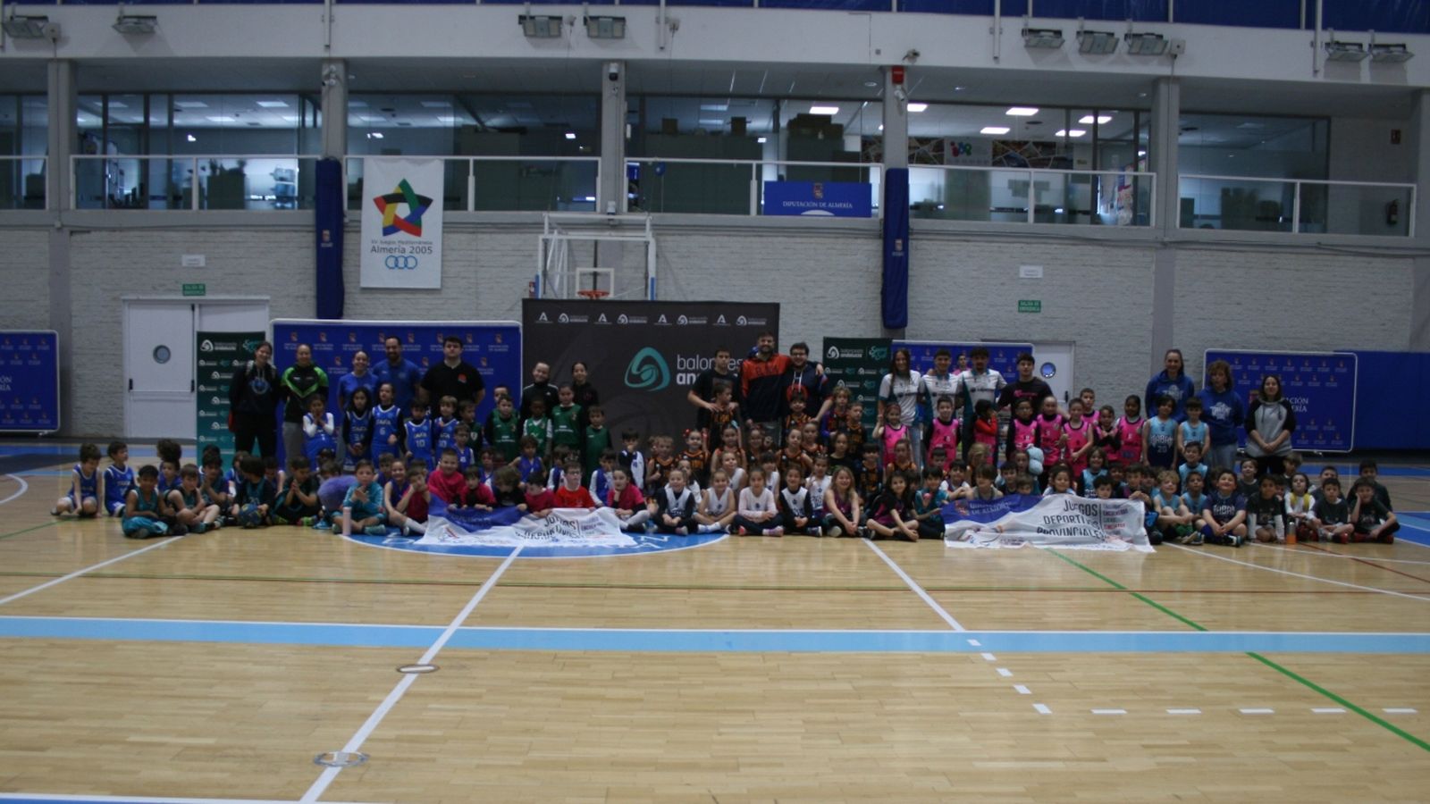 La tradicional foto oficial con todos los equipos participantes en esta jornada deportiva celebrada en el Pabellón Moisés Ruiz.