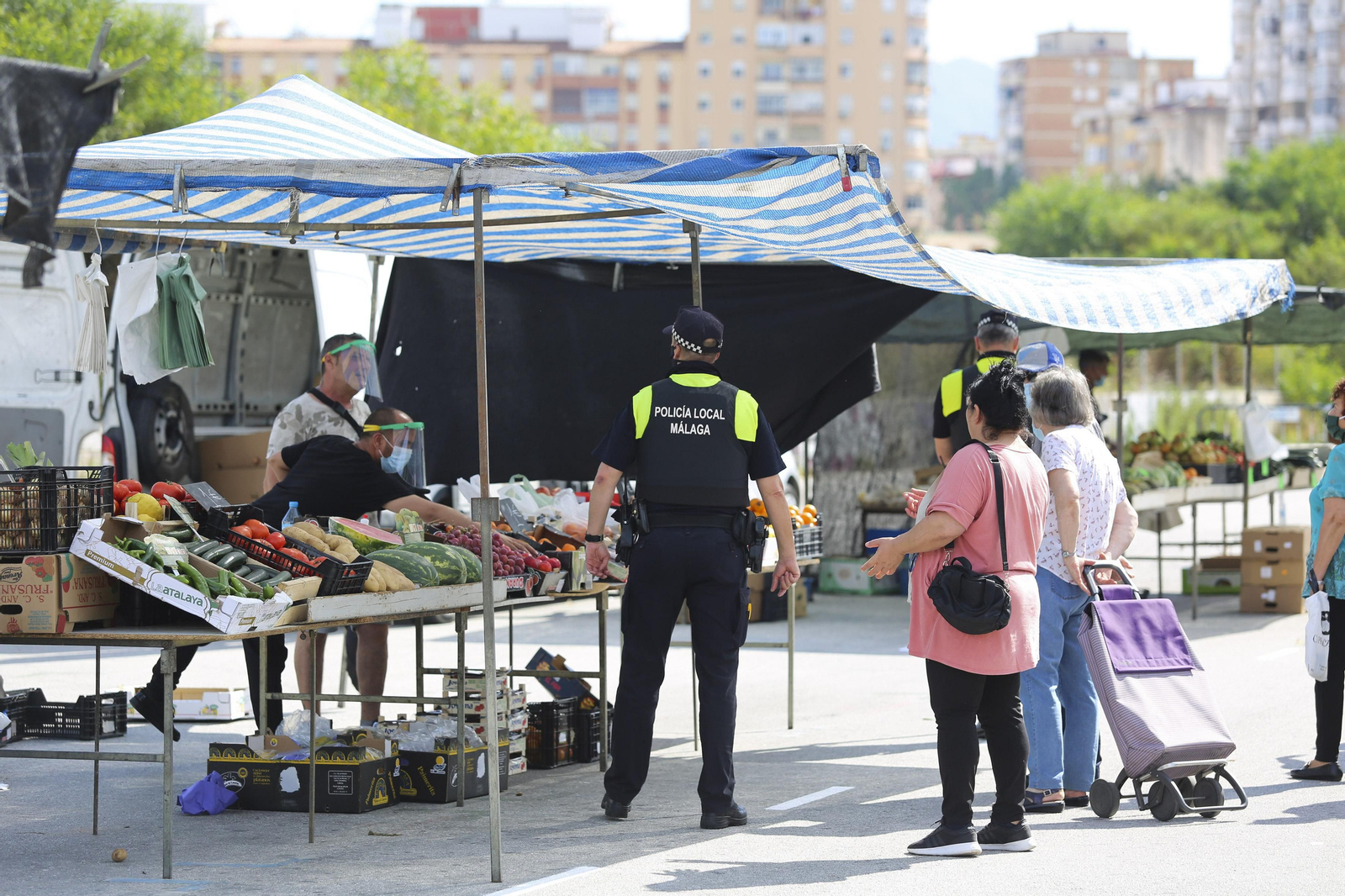 Las fotos del mercadillo de Huelin, en Málaga, en su primer día de desescalada