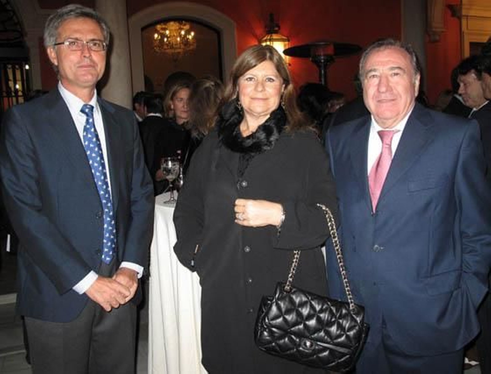 El abogado José Manuel Pumar, Manuela Vallejo, y Manuel Muñoz, presidente de Guadarte.

Foto: Victoria Ramírez