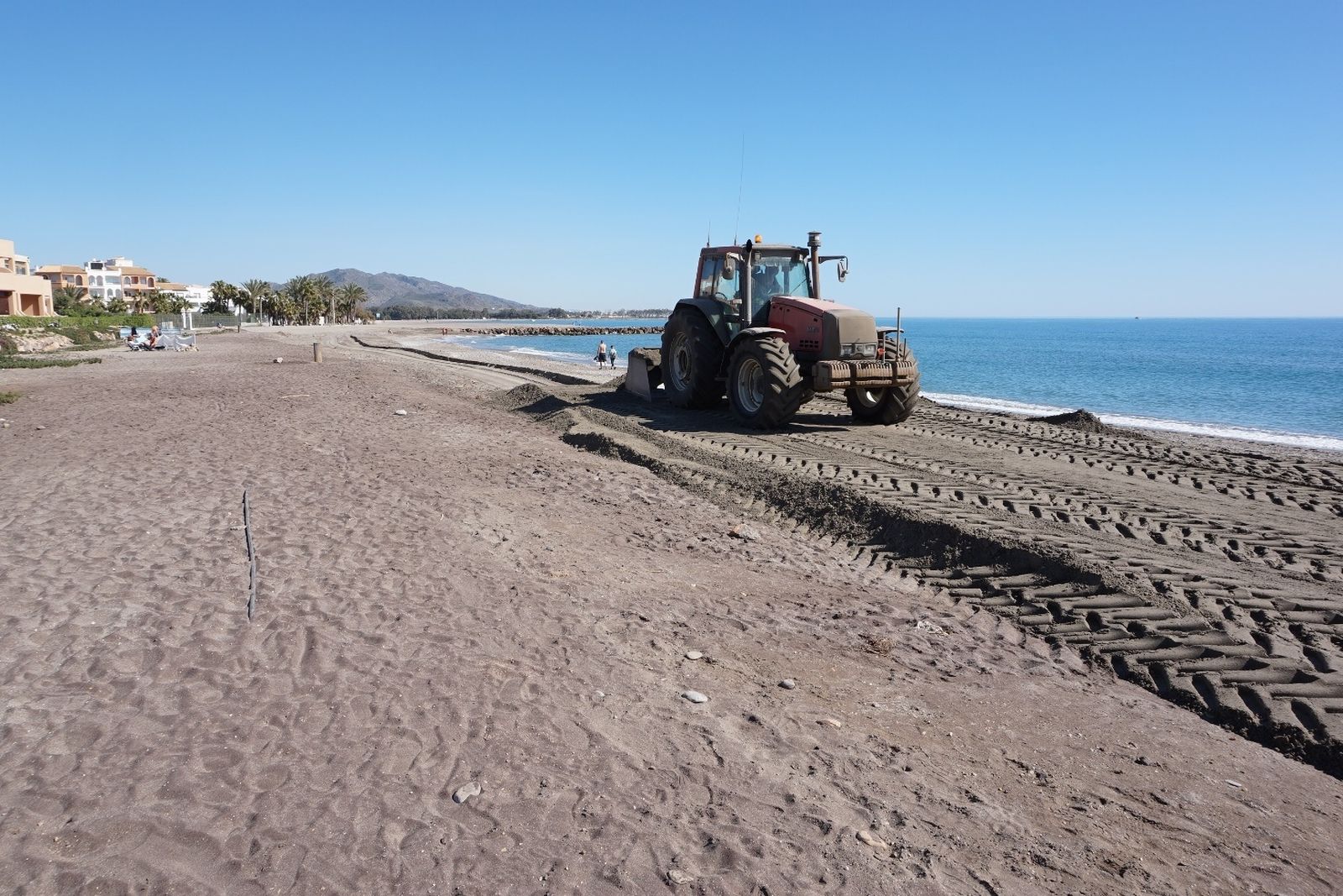 Costas está aportando arena del rompeolas de El Playazo a toda la zona naturista afectada por los temporales.