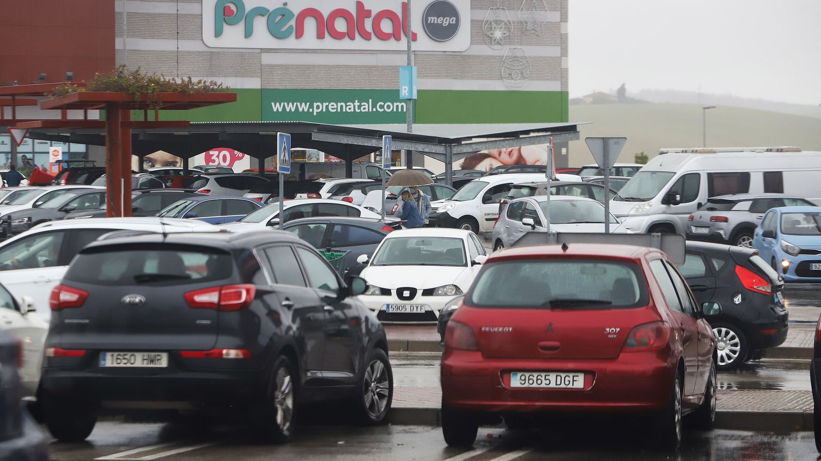 Aparcamiento de Luz Shopping, que registró una mayor afluencia de público, aunque sin colas en los accesos.