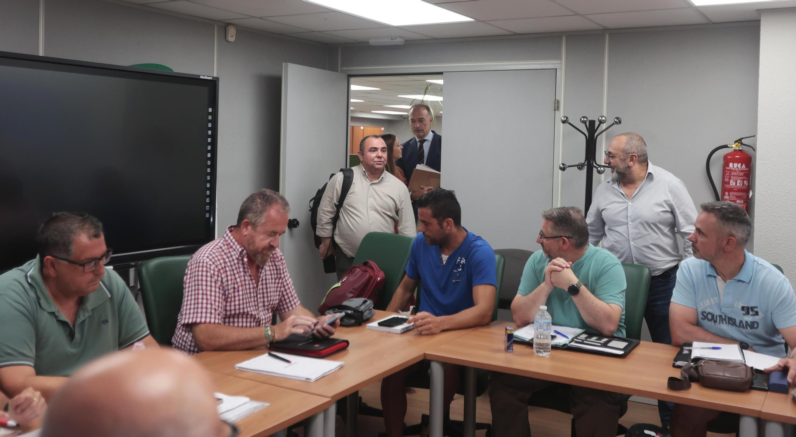Sindicatos y patronal durante una de las reuniones de negociación del nuevo convenio del metal
