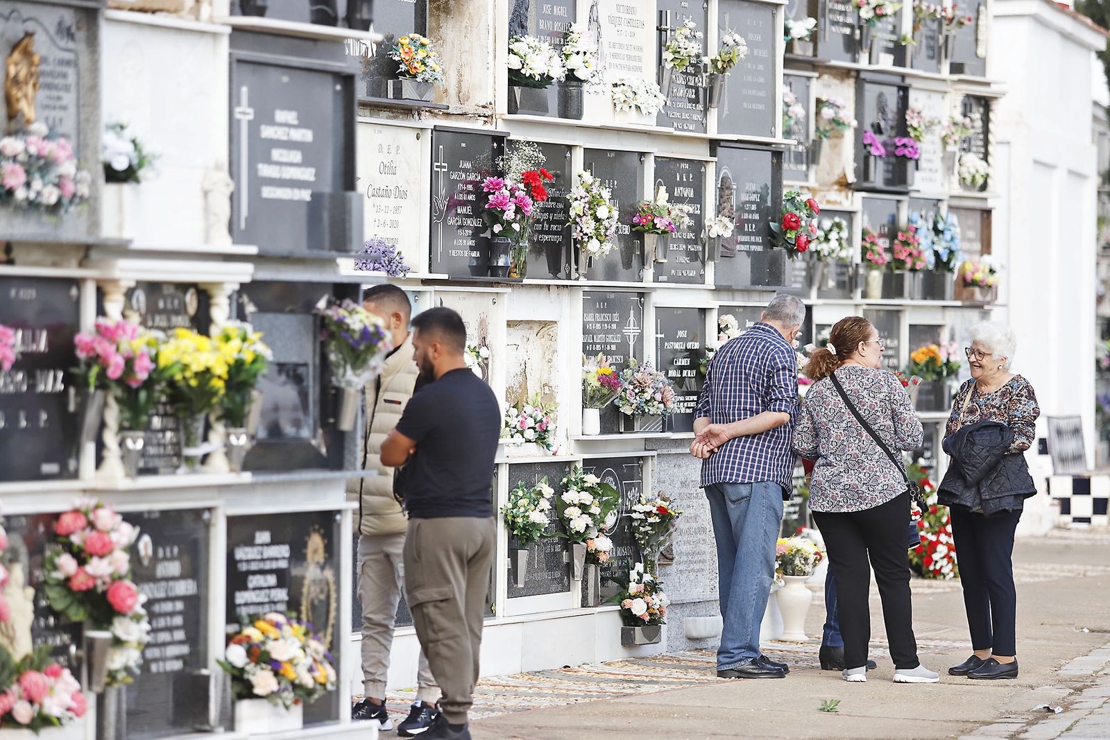 Imágenes del Día de Todos los Santos en el cementerio de la Soledad de Huelva
