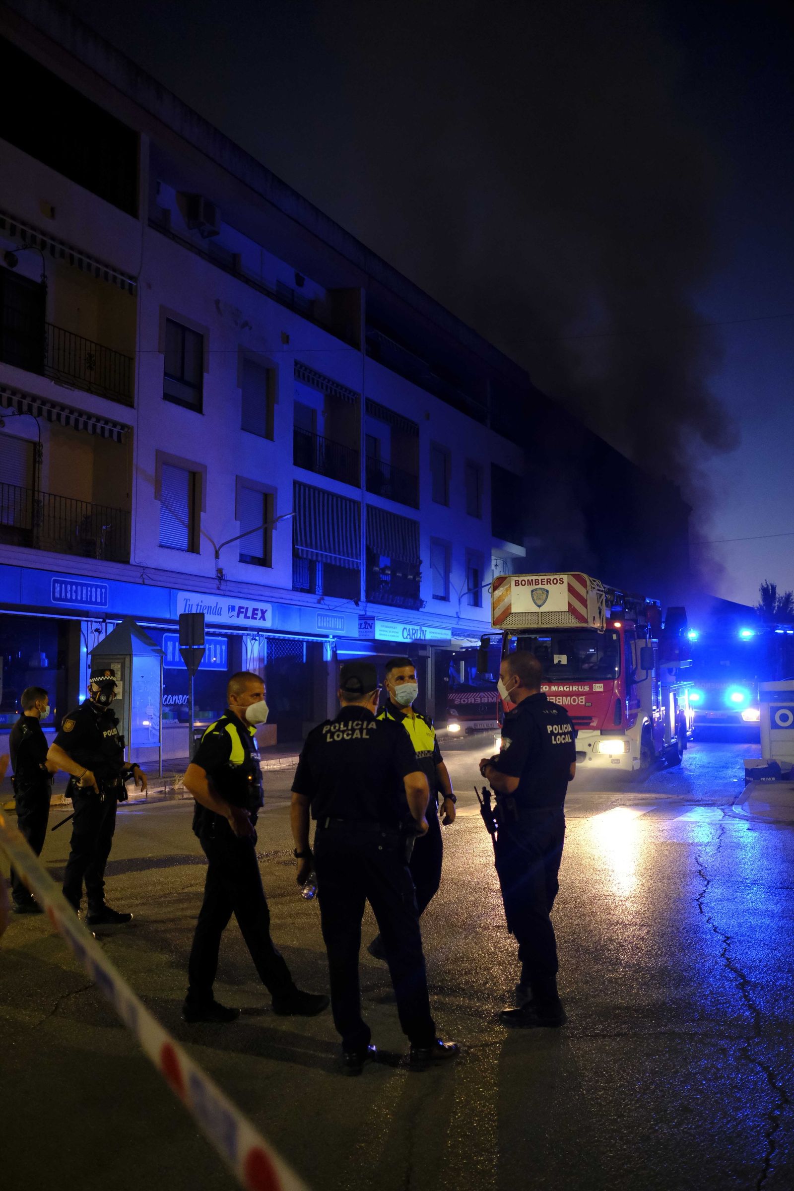Incendio de un edificio de 18 viviendas en Ronda, en fotos