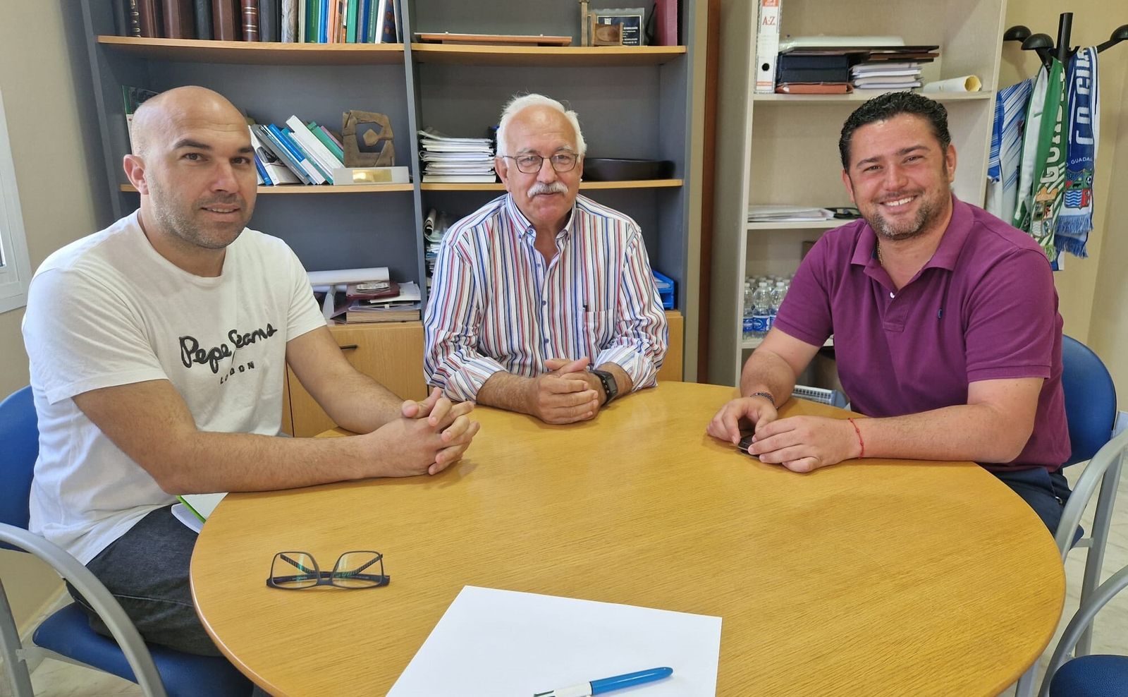 Manuel Alonso, presidente de la FAA, junto a Salvador Ruiz, alcalde de la ELA, y Diego Galiano, concejal de Deportes.