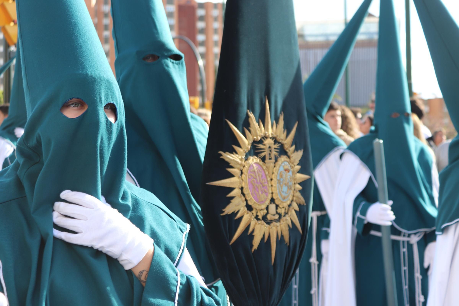 Nazarenos de Mediadora, este Miércoles Santo en Málaga.
