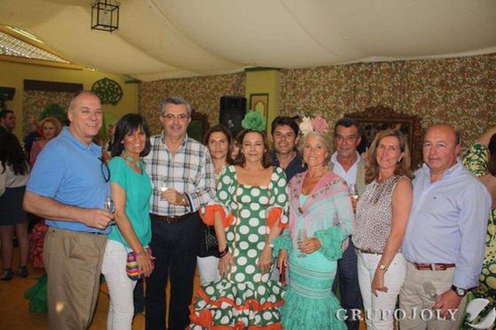 Bernardo García, Miguel Vargas, Javier Moreno, Joaquín Fernández y Javier Gordillo, con sus respectivas esposas en la Feria de Primavera portuense.

Foto: Diario de Cádiz
