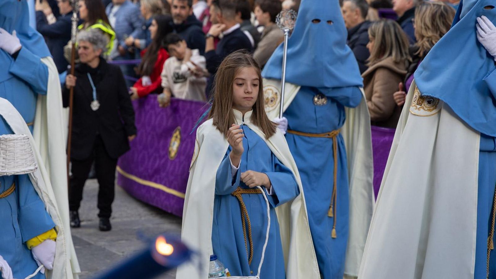 Los cofrades se rinden ante los grandes pasos de misterio del Lunes Santo