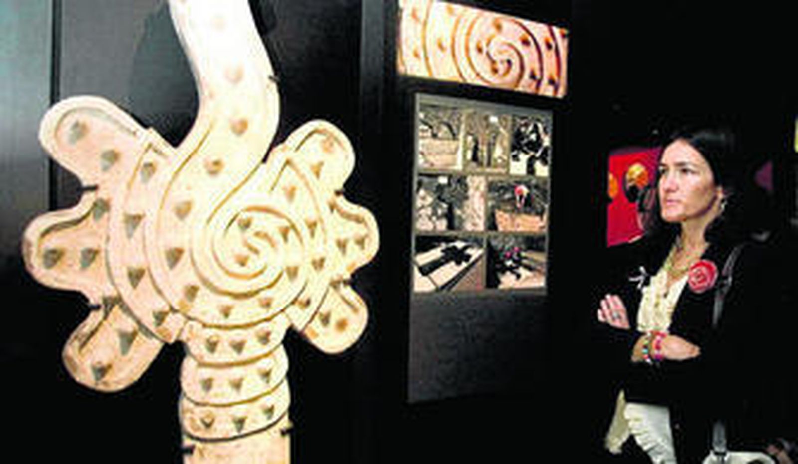 Ángeles González-Sinde, ministra de Cultura, durante su visita a una exposición en Buenos Aires.