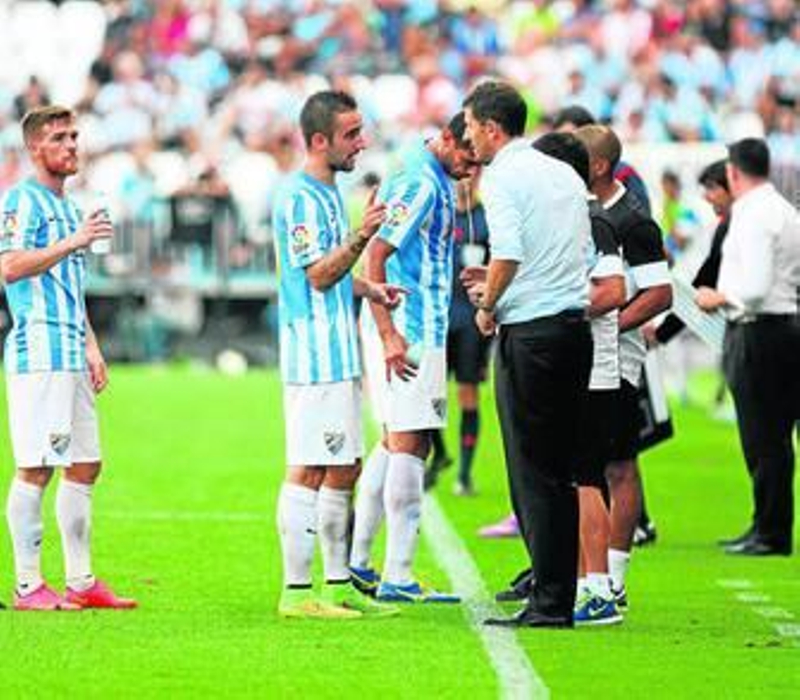 Gracia conversa con Darder, durante el encuentro ante el Athletic en La Rosaleda.