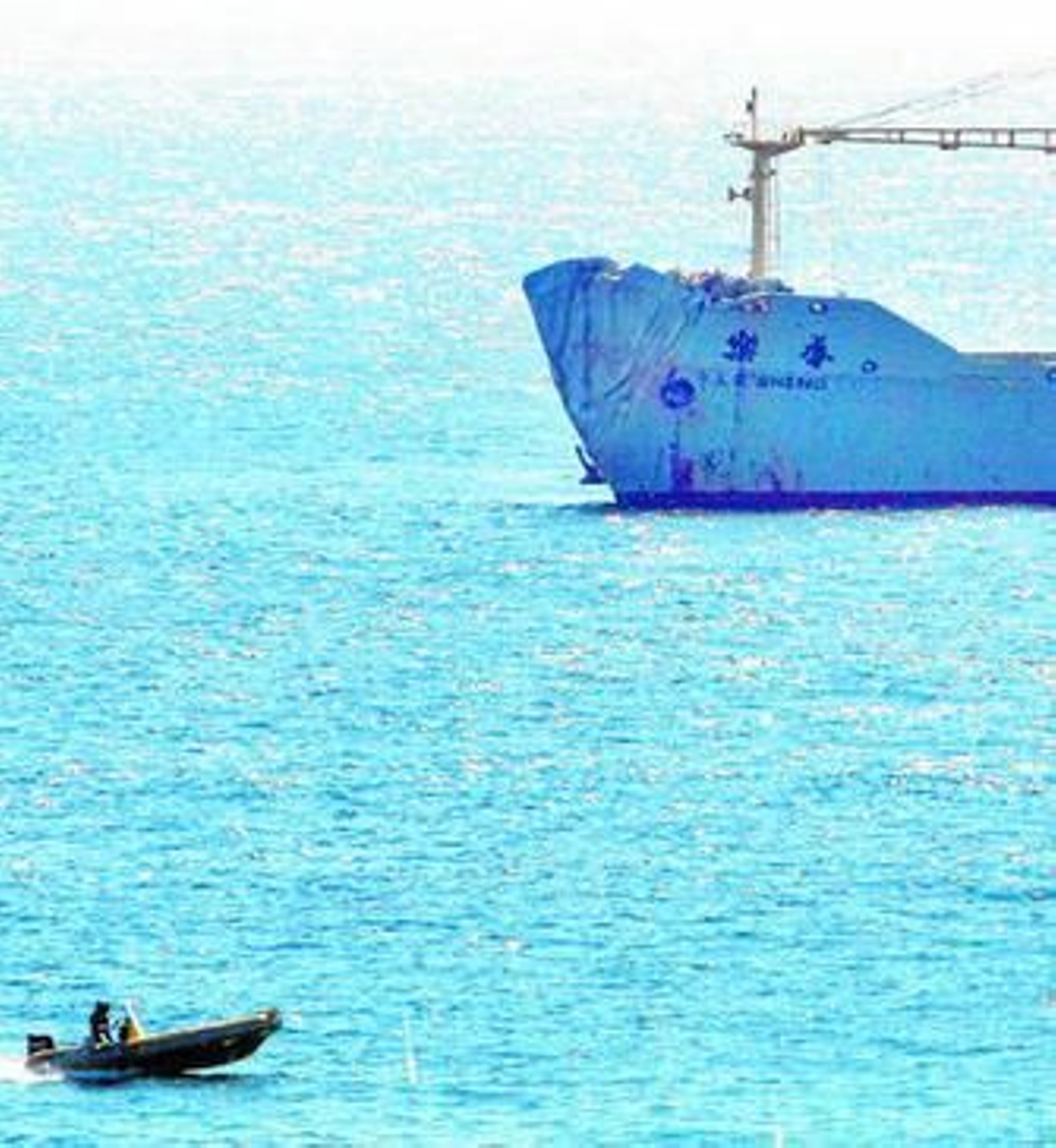 El 'Le Sheng', con el castillo de proa dañado, fondeado en la Bahía de Algeciras.