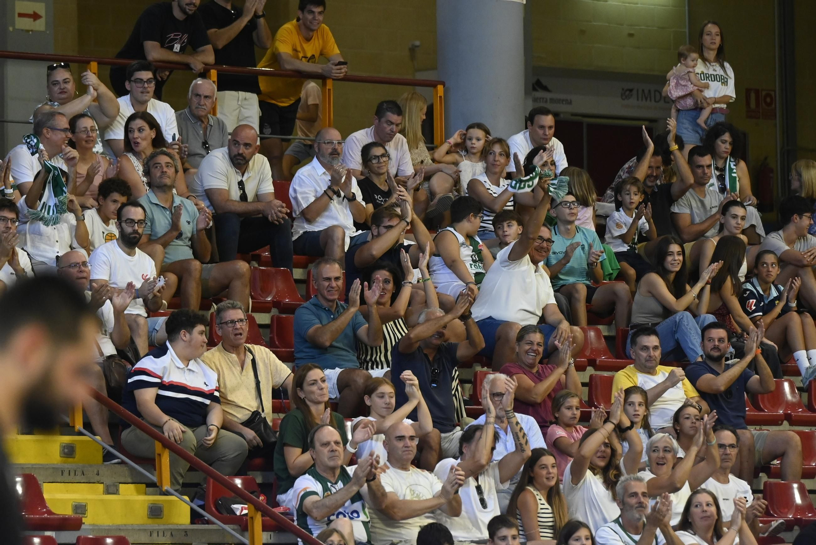 Las mejores fotos del ambiente en Vista Alegre para el Coto Córdoba - Jaén CB de la Copa de España de baloncesto