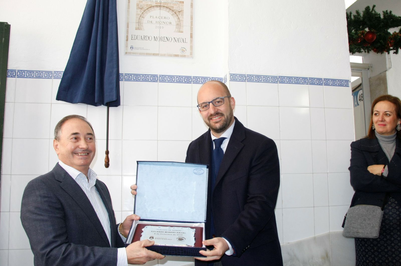 Eduardo Moreno Naval, junto al alcalde Germán Beardo, tras recibir la placa de reconocimiento a su trayectoria.