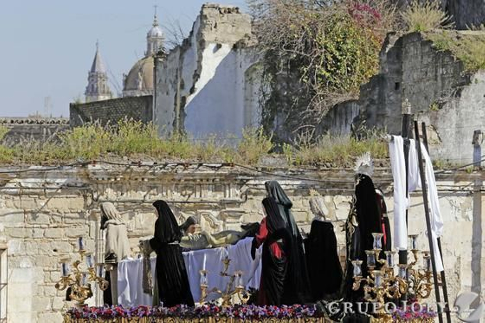 La Santa Iglesia Catedral sobresale entre los techos de San Mateo mientras el paso de misterio de Santa Marta procesiona por la plaza del Mercado.

Foto: Manuel Aranda