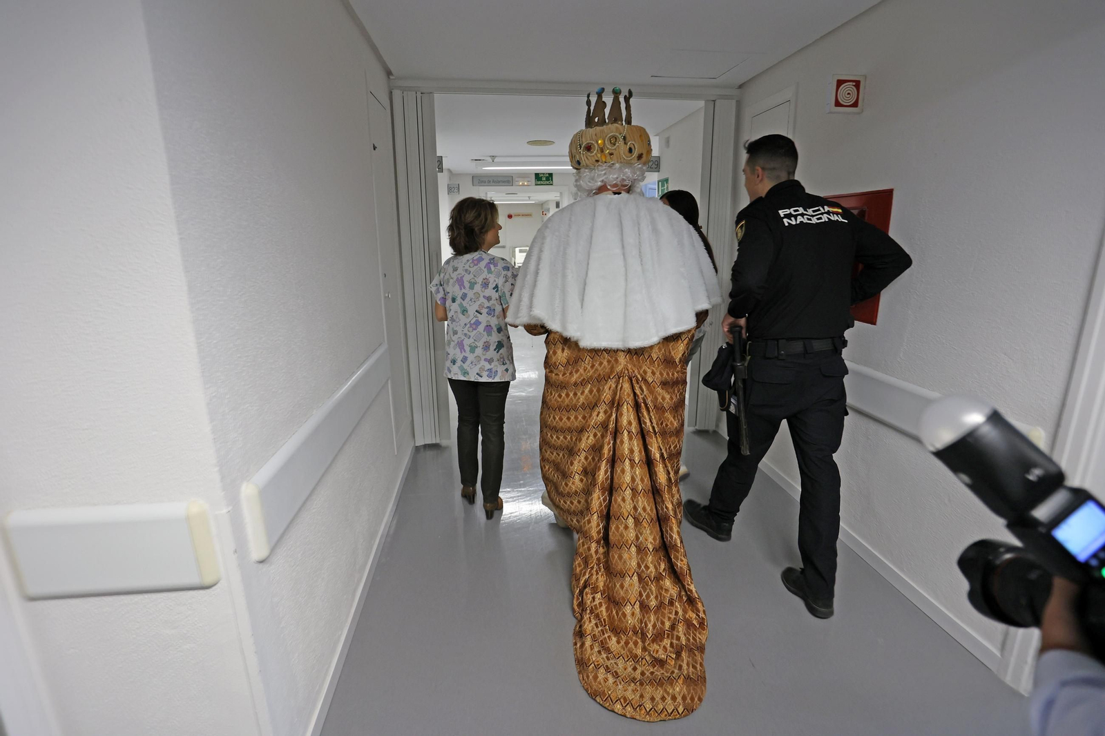 La Policía Nacional realiza su tradicional entrega de regalos en el Hospital de Jerez