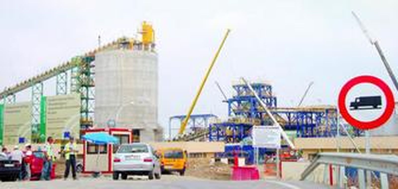 La entrada y salida de vehículos en la mina era ayer constante.