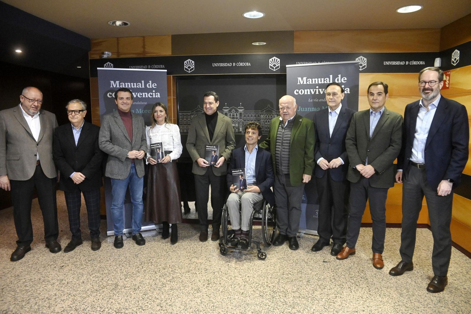 Juanma Moreno presenta en Córdoba su libro 'Manual de convivencia', en imágenes