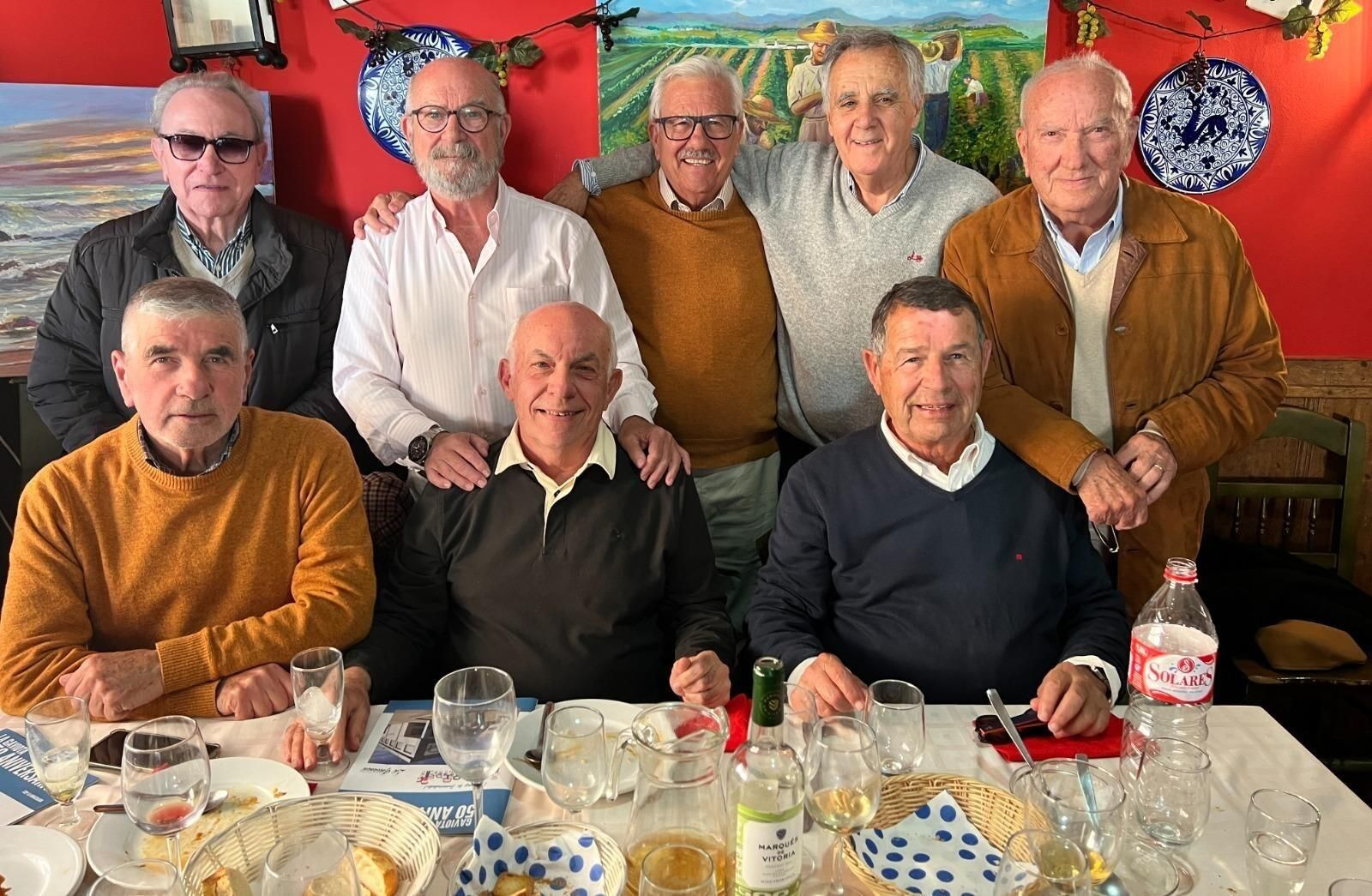 Jorge Gascón, Fede Sacaluga,  José de los Santos, Juan Luis Parrilla, Jerónimo Martos, Juan Sánchez, Sebastián Gómez y Miguel López Zacarías, durante la comida celebrada en el restaurante La Vendimia.