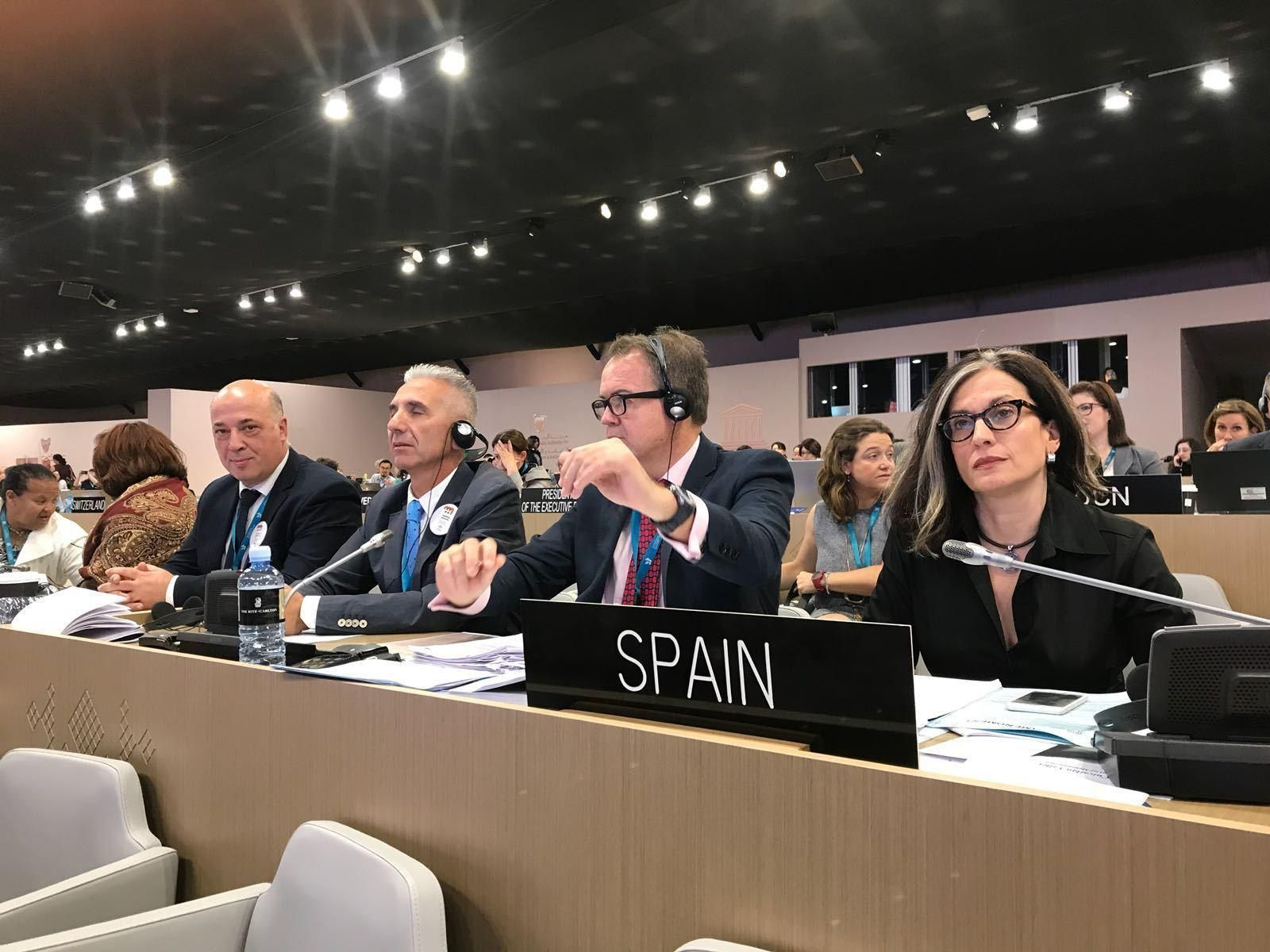 Antonio Ruiz, presidente de la Diputación, junto al consejero de Cultura en la sesión de la Unesco en Baréin.