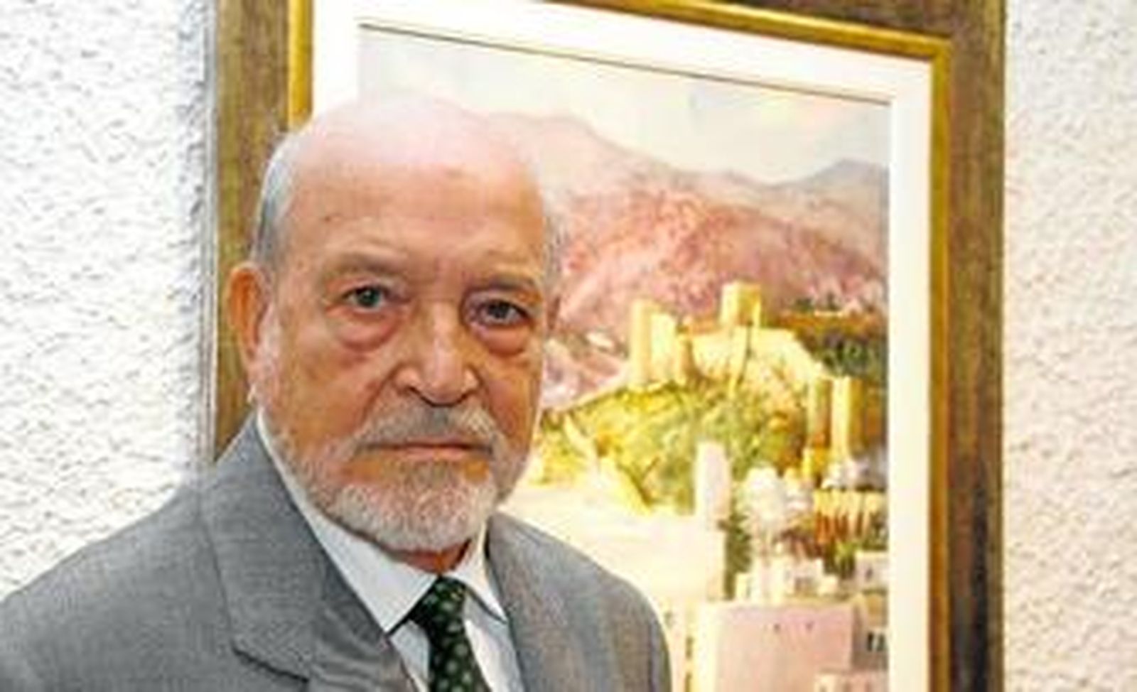 Visconti con una de las obras en las que refleja la luz de la Alcazaba.