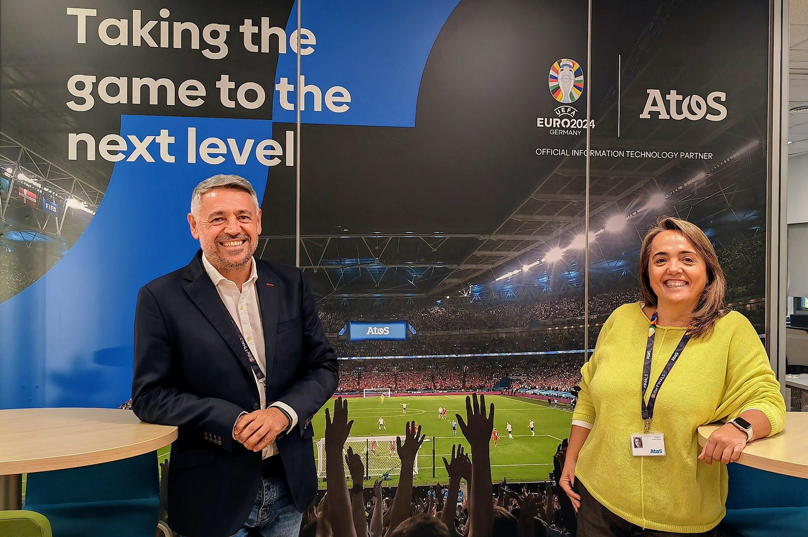 José Manuel Rodríguez, director de Atos en Canarias y Andalucía, y Carmen Bustillo, responsable del equipo del centro de excelencia y directora de Desarrollo y Soporte de Proyectos Internacionales, en el centro de Atos en Sevilla.