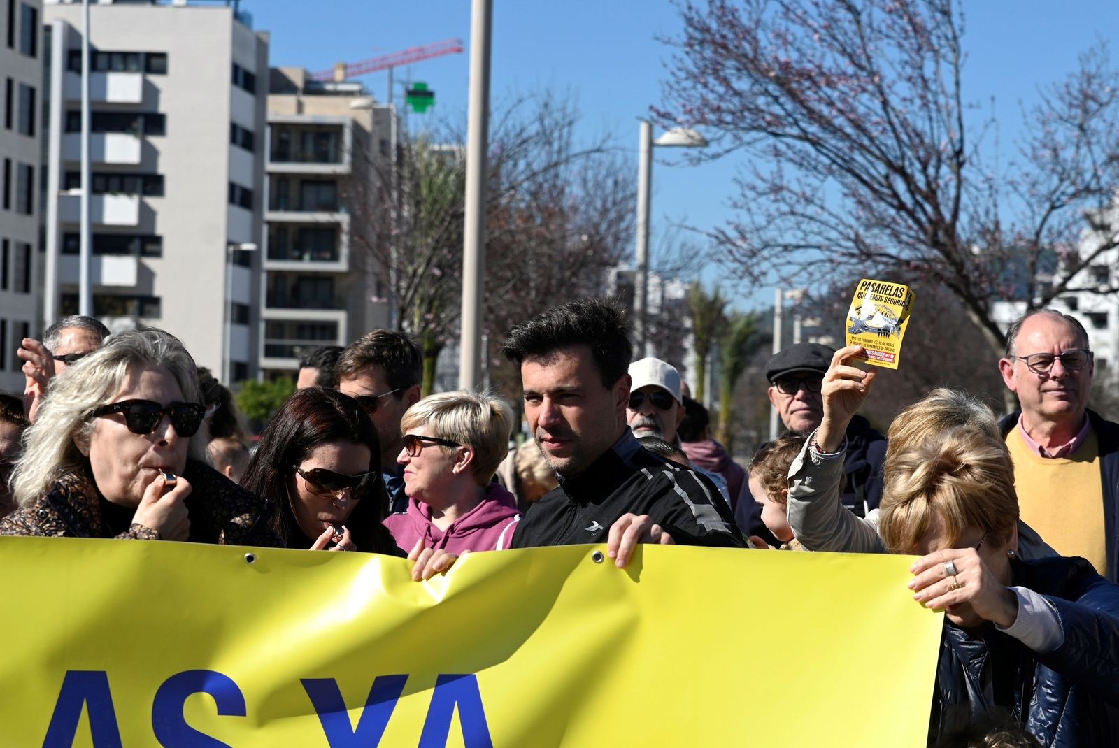 Las imágenes de la concentración de los vecinos de Turruñuelos por una pasarela peatonal sobre la ronda de Poniente