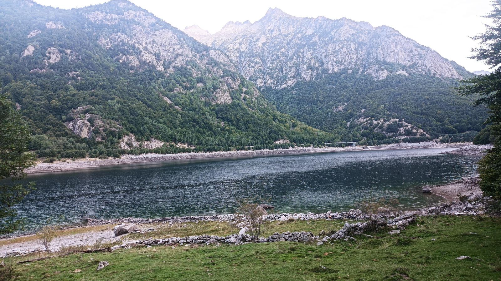 El Embalse de Baserca con el Aneto al fondo.