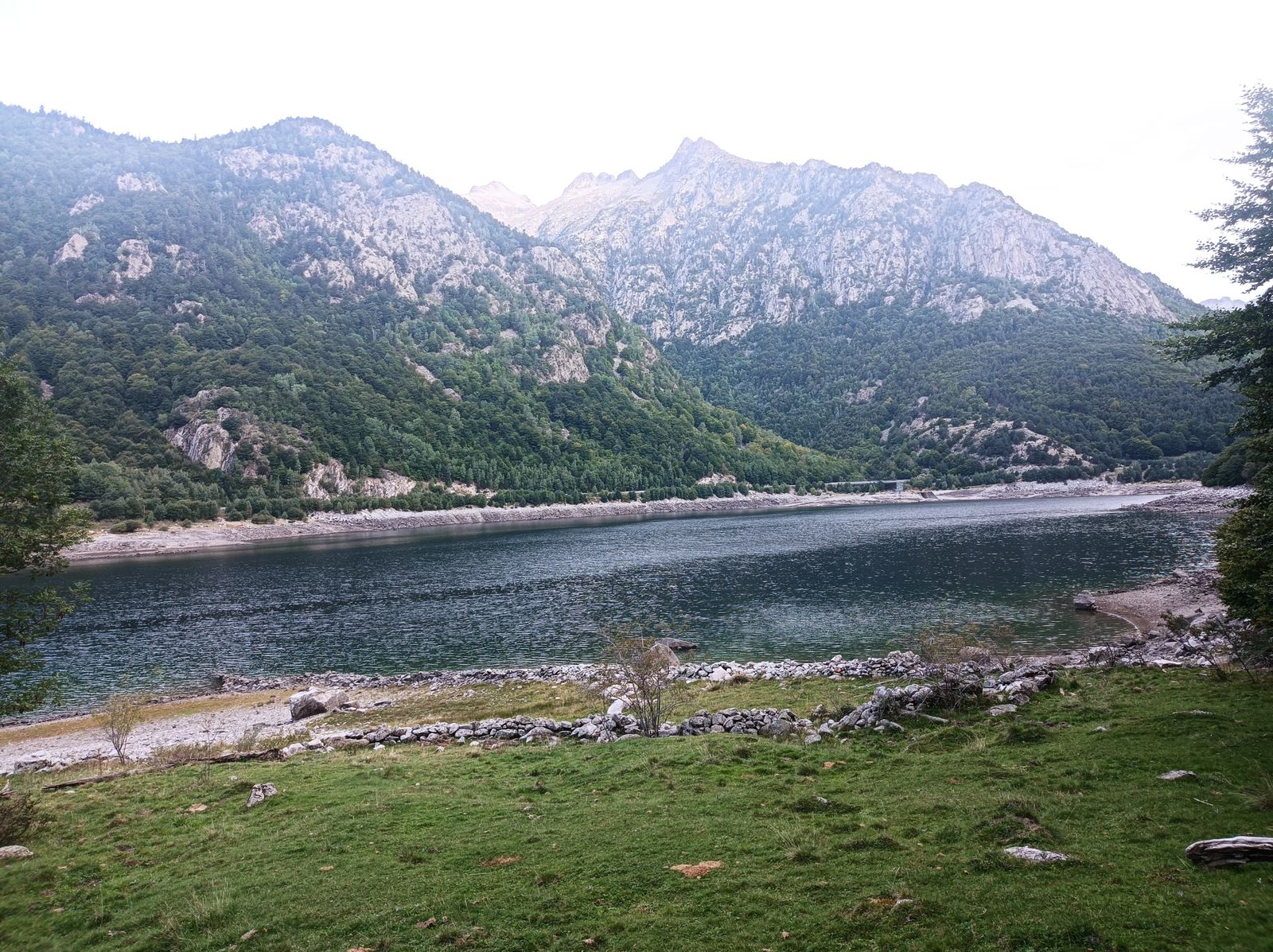 El Embalse de Baserca con el Aneto al fondo.