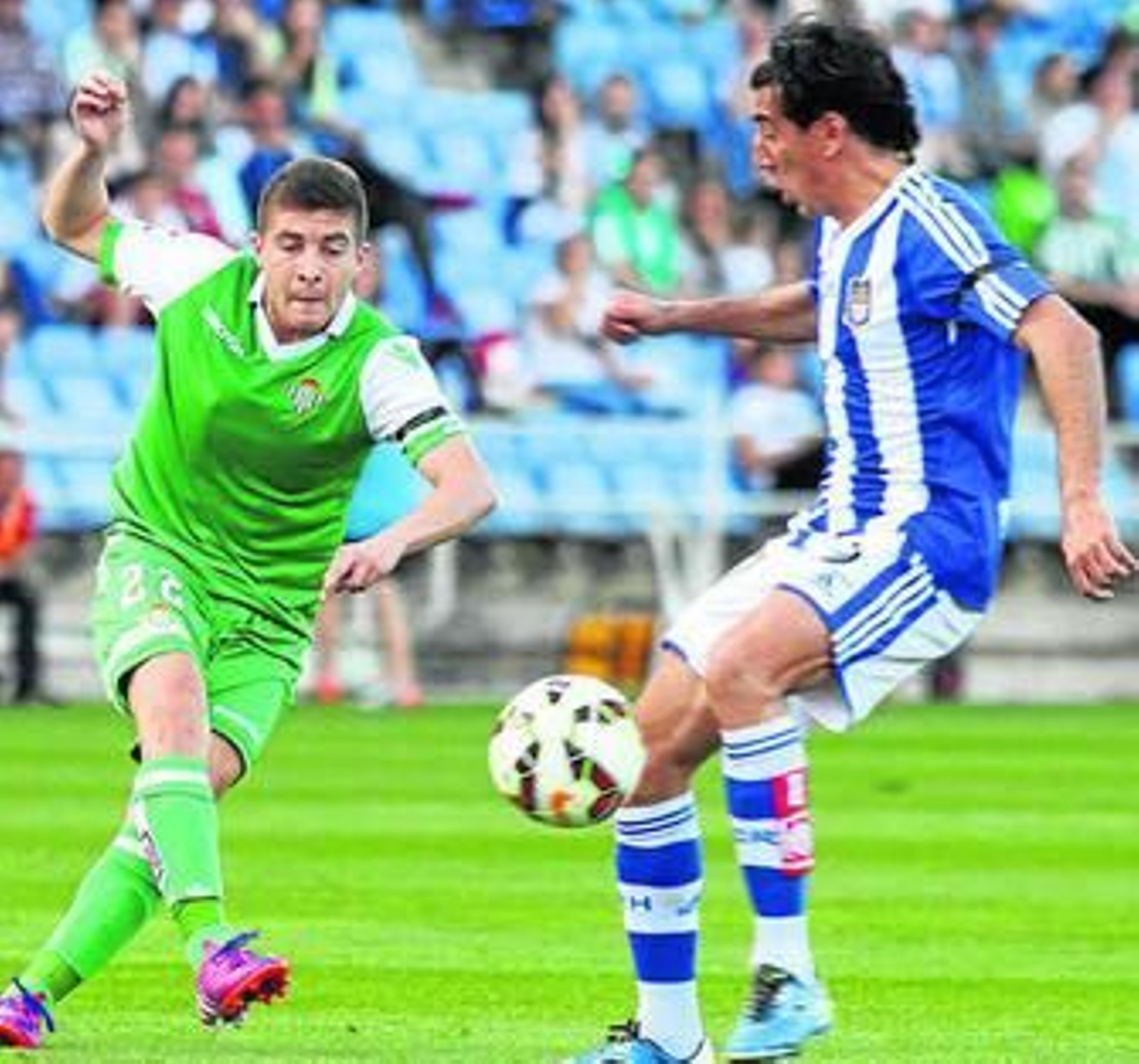 Portillo golpea la pelota ante Pedro Ríos.