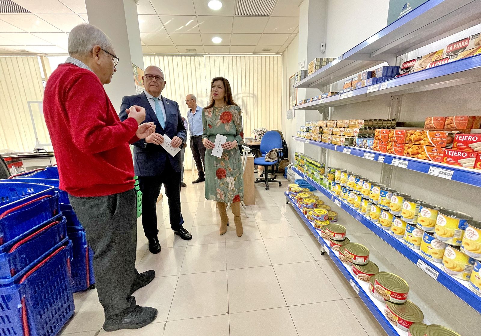 Visita de la Fundación Atlantic Copper al economato social 'Resurgir'.