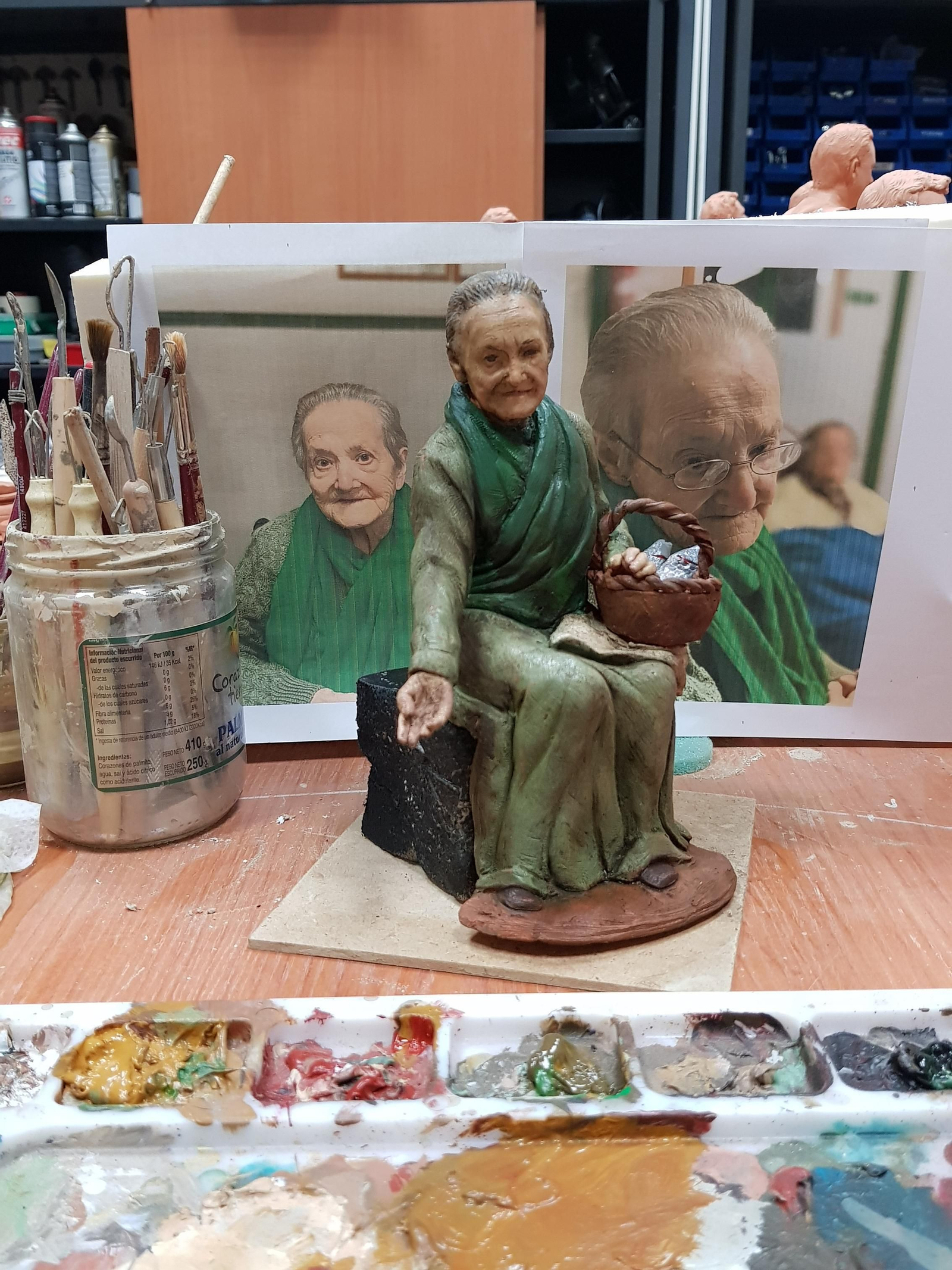 Una de las figuras de Alcalá del Río con la imagen de la persona que la inspiró