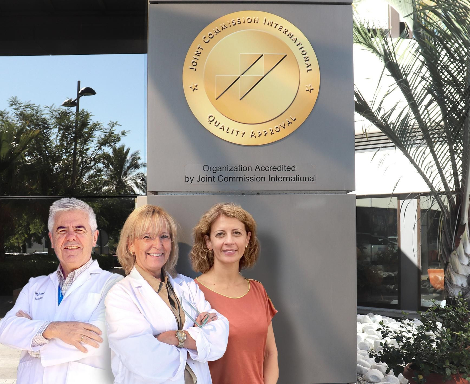 La Dra. Chelo García Tormo junto a otros dos compañeros de hospitales del grupo Vithas
