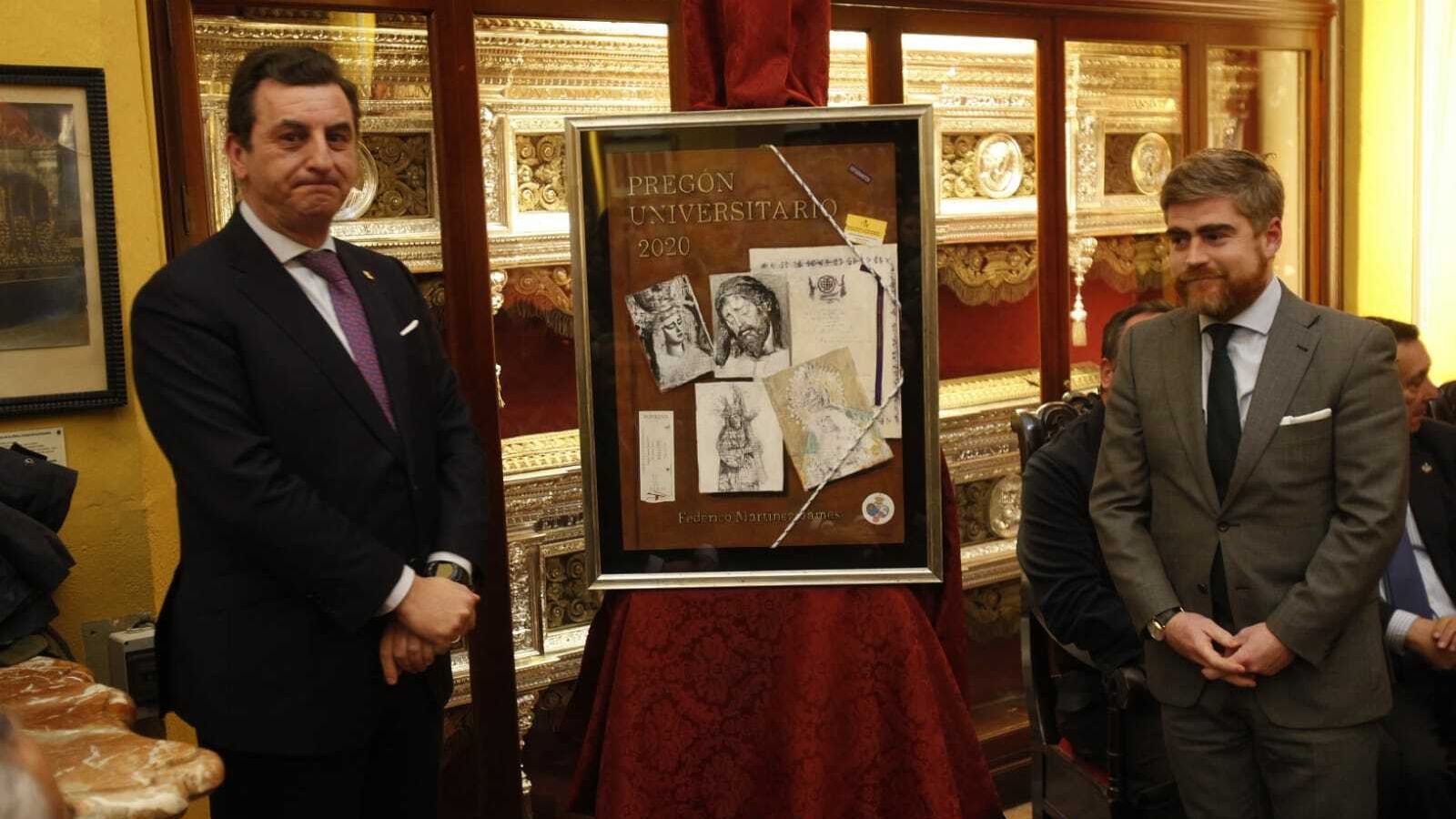 Jesús Resa y Carlos Peñuela franquean el cartel del pregón universitario 2020