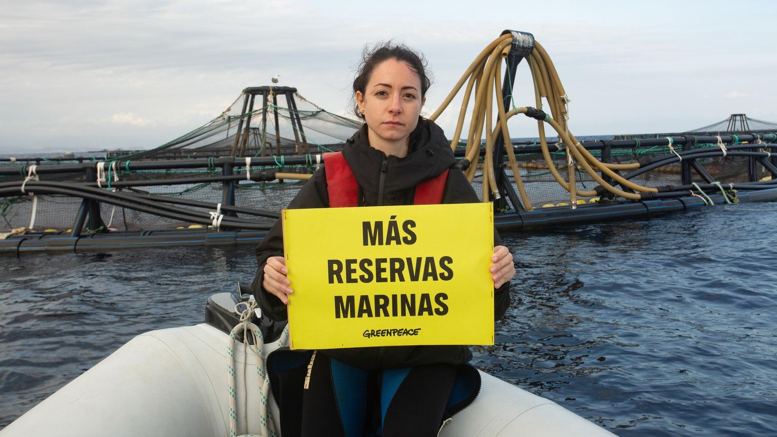 Una de las activistas de Greenpeace en la piscifactoría de Villaricos