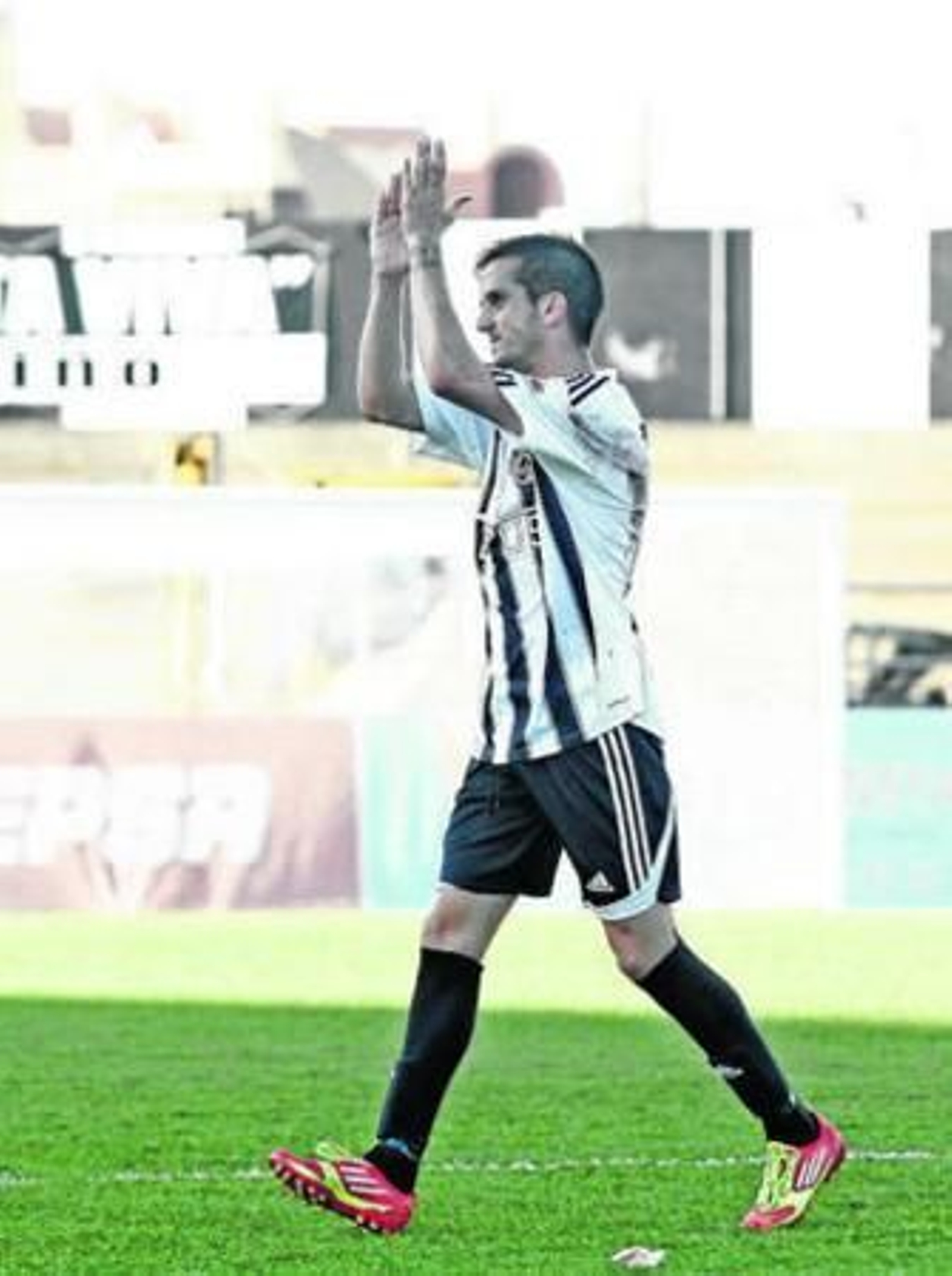 Antonio Bello aplaude a la grada del Municipal en un partido del pasado curso.