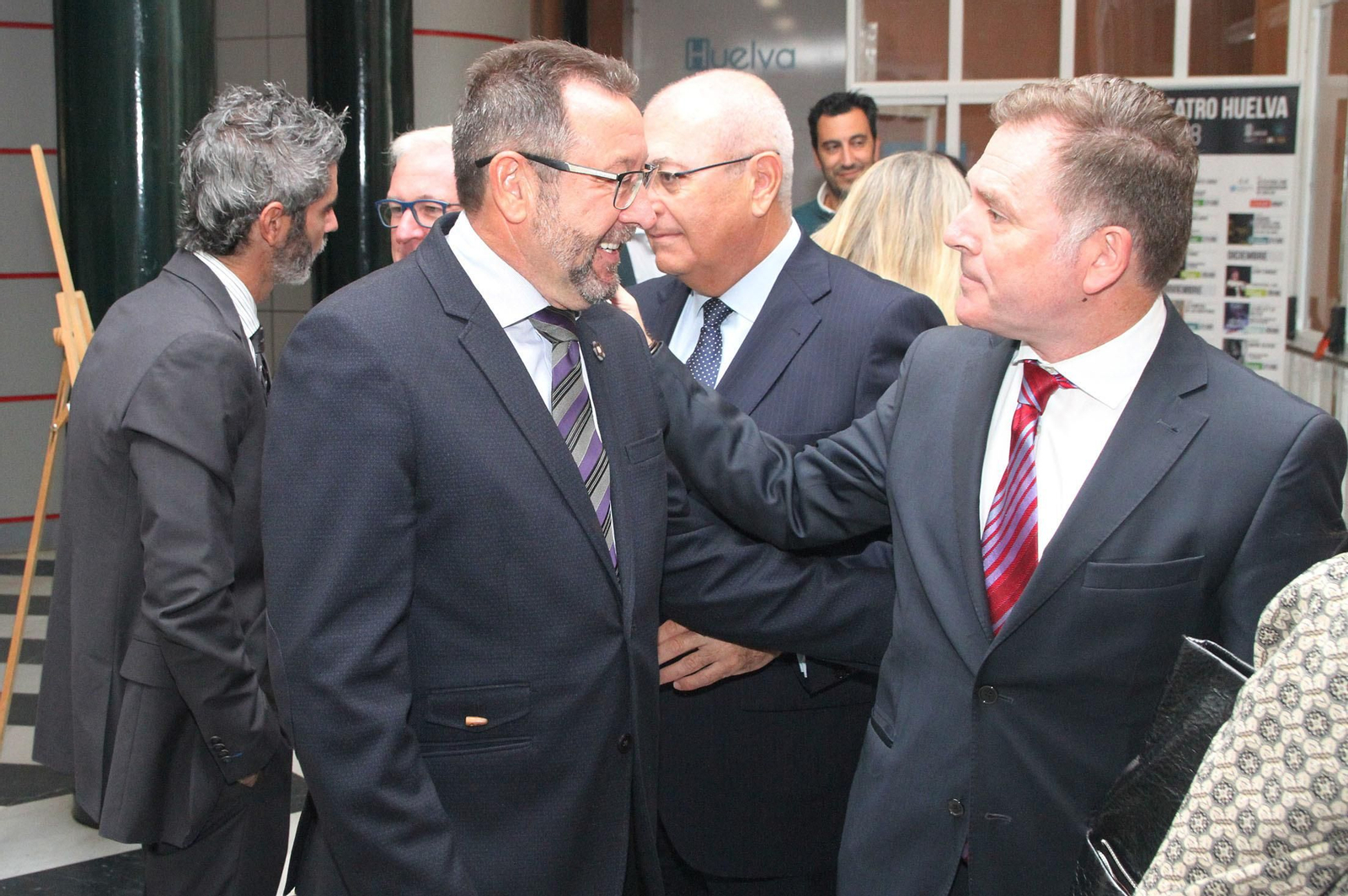 Imágenes de la conferencia y desayuno-coloquio de Gabriel Cruz, alcalde de Huelva