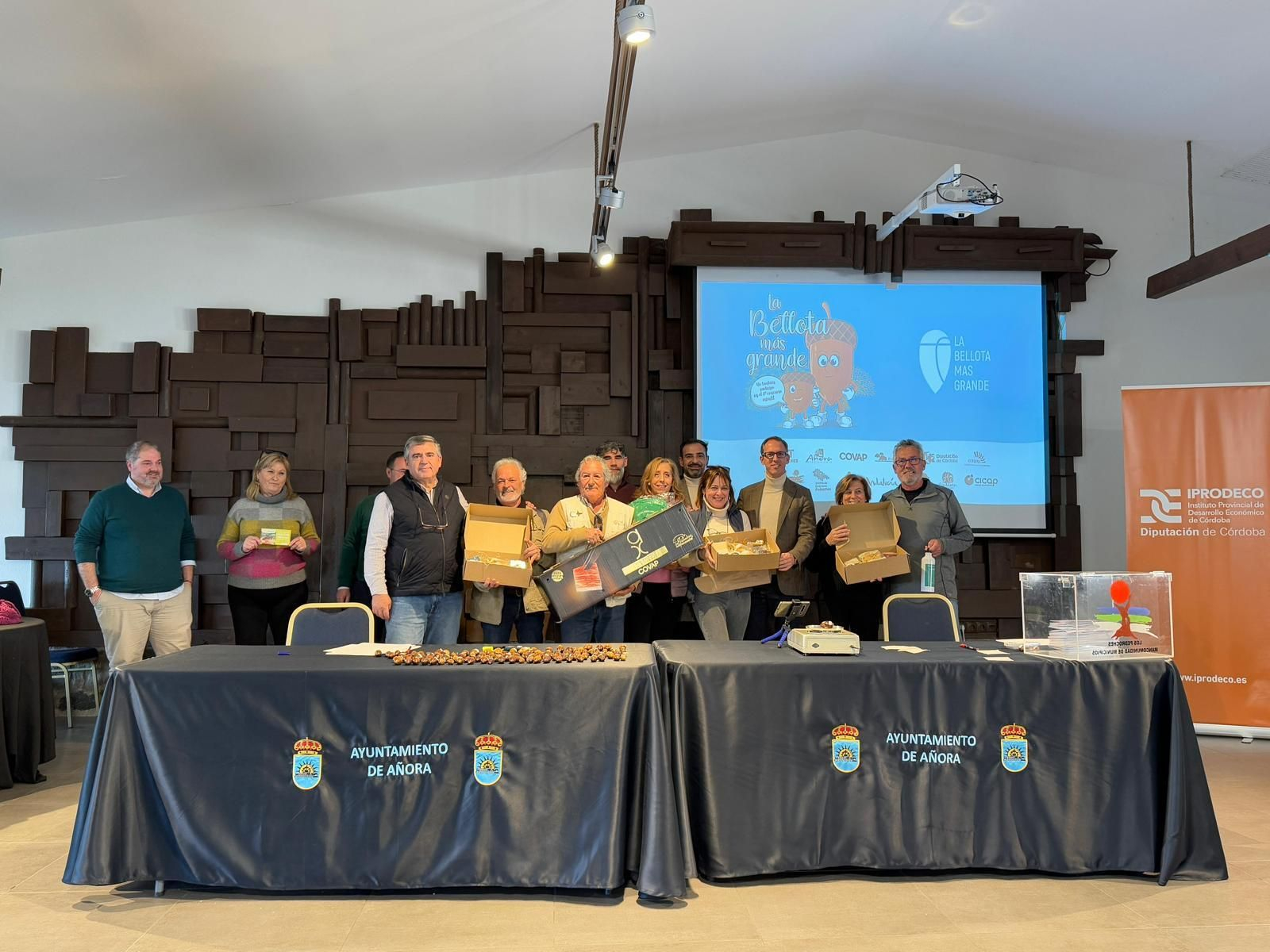 Francisco Vacas, de Cardeña, gana el concurso de la bellota más grande de Los Pedroches