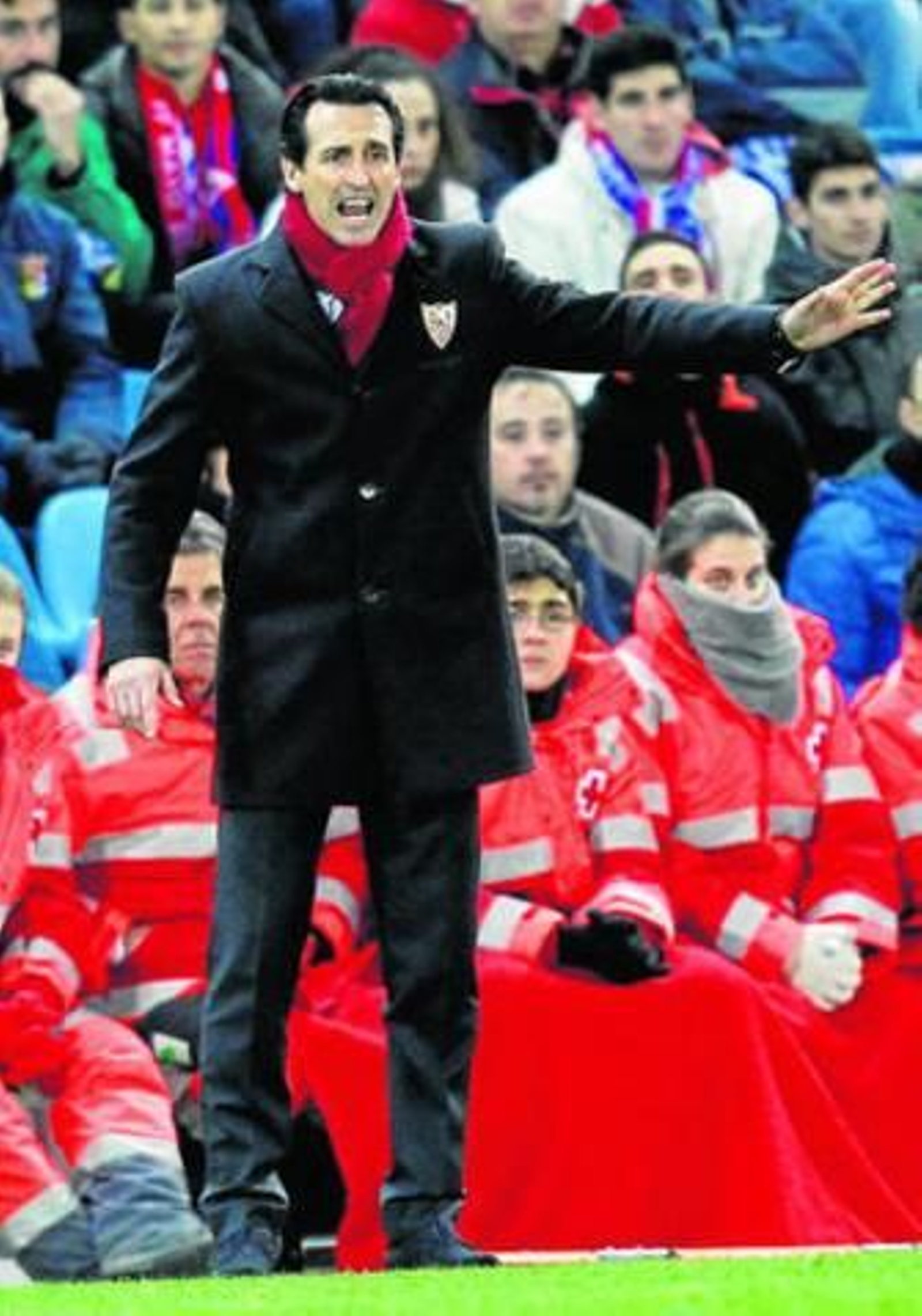 Desde la banda, Unai Emery da instrucciones a sus jugadores.