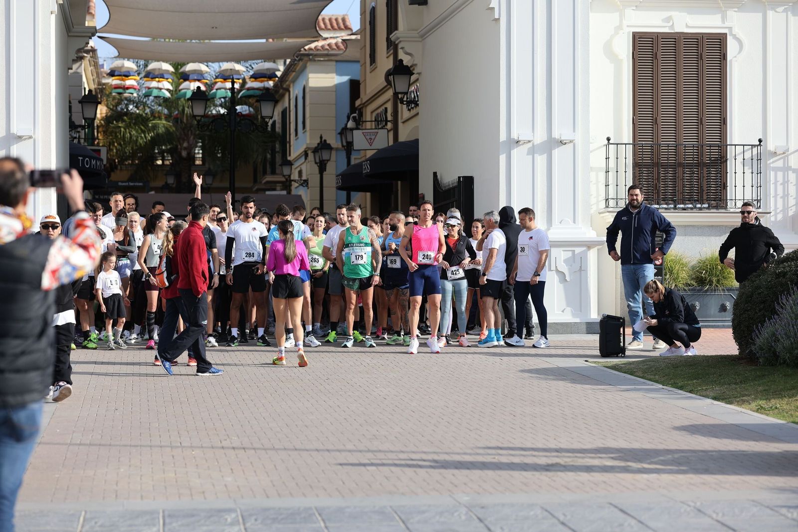 La Carrera Solidaria por el Día de la Mujer McArthurGlen, en fotos