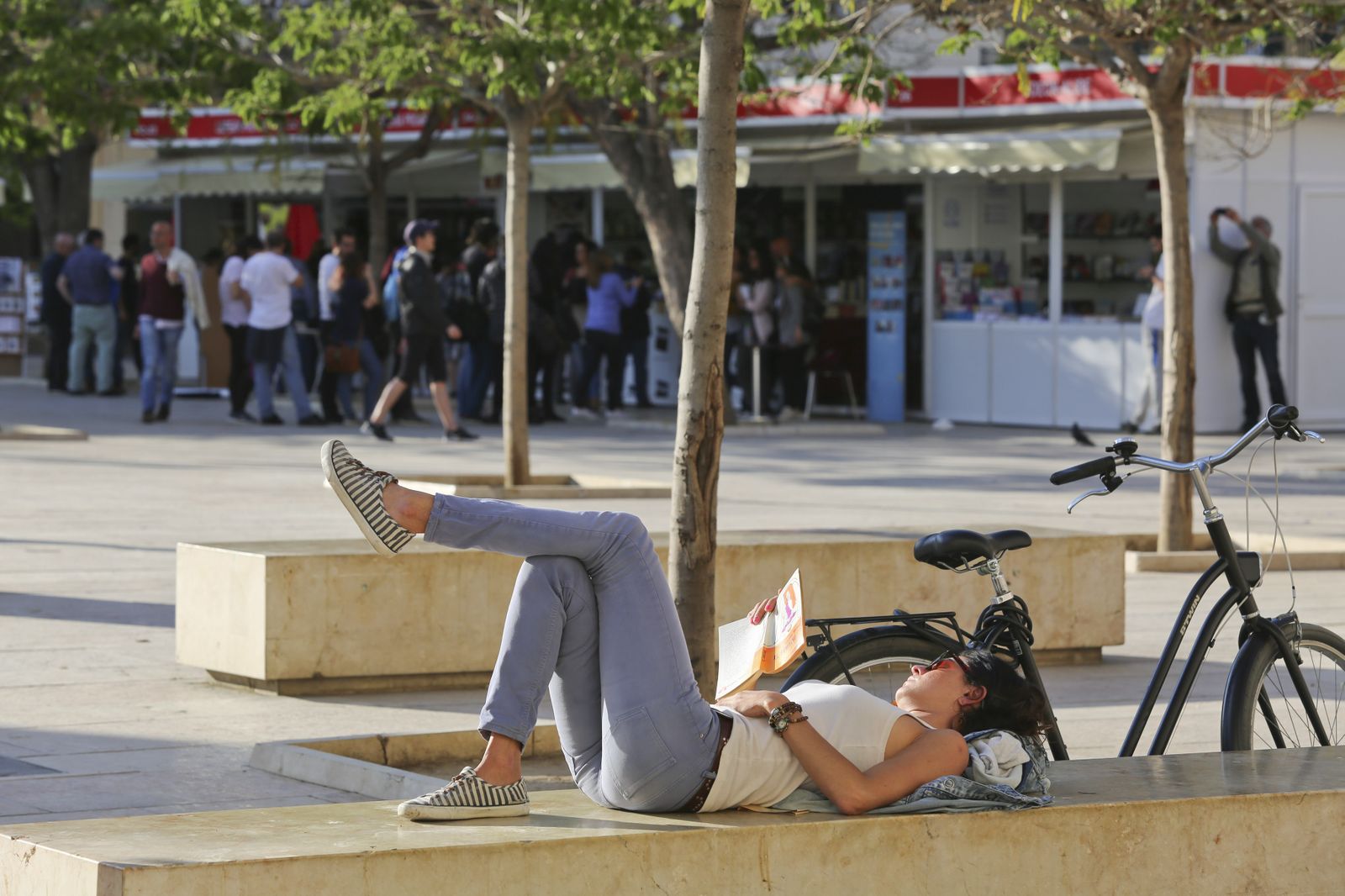 Una lectora en la Feria del Libro de Málaga, el año pasado, en la Plaza de la Merced.