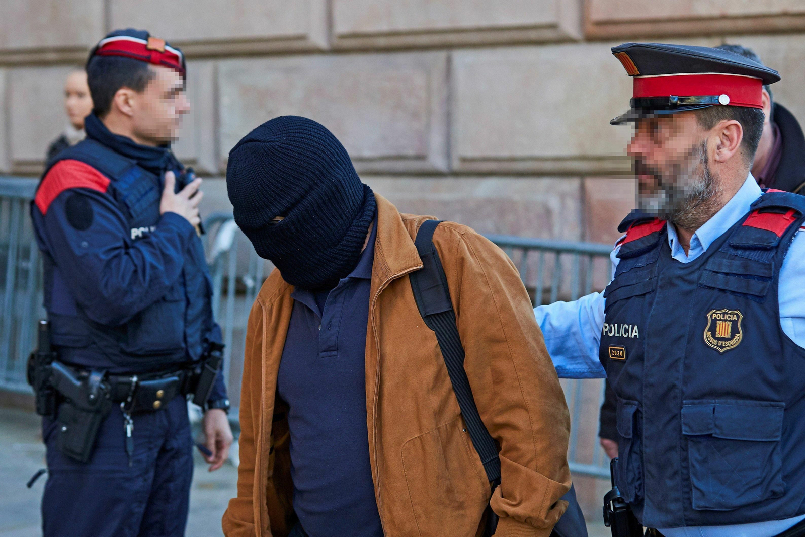 Joaquín Benítez, ex profesor de los Maristas y pederasta confeso, llega con el rostro cubierto al juzgado de Barcelona.